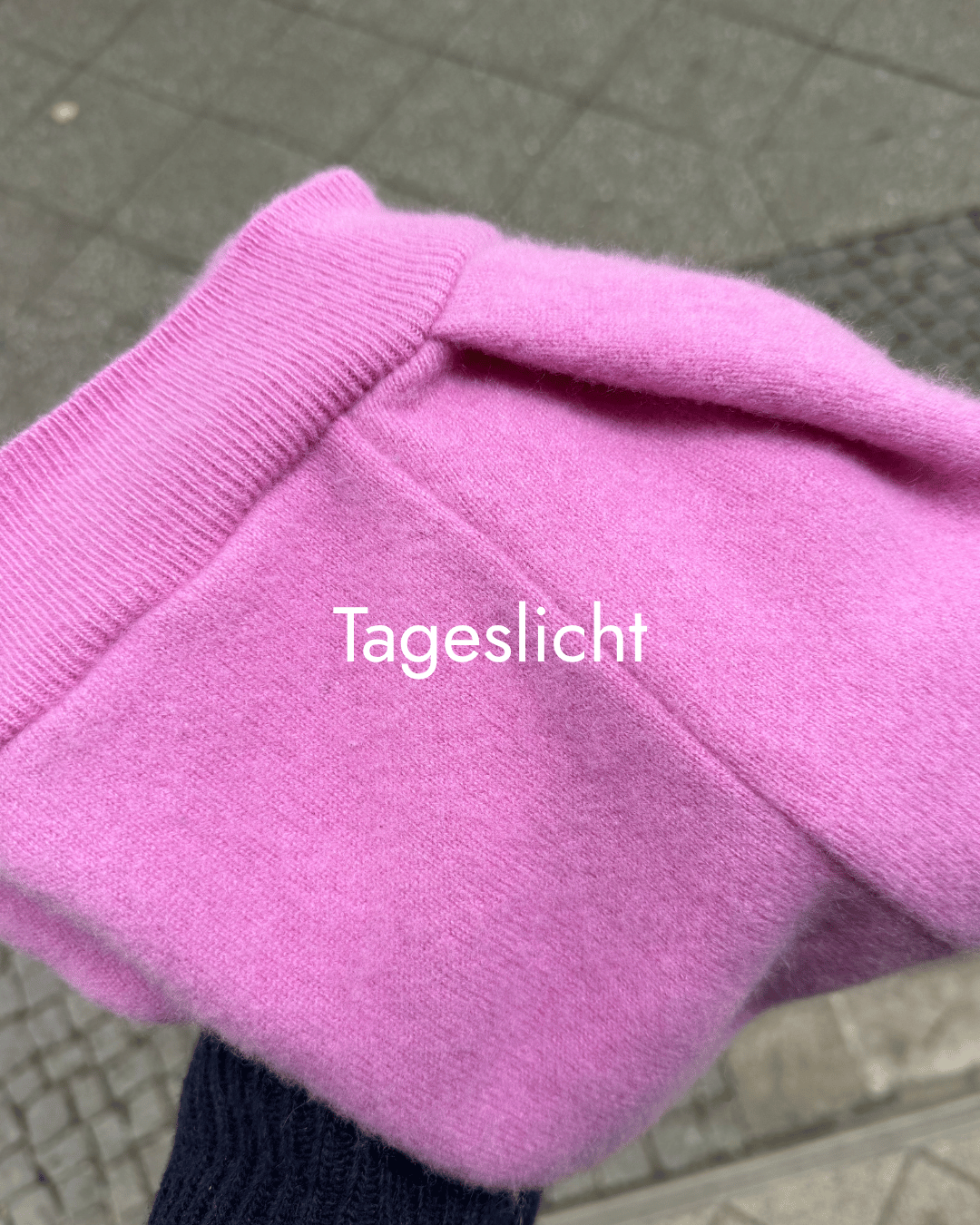 Kapuzenschal in Rosa draußen bei Tageslicht