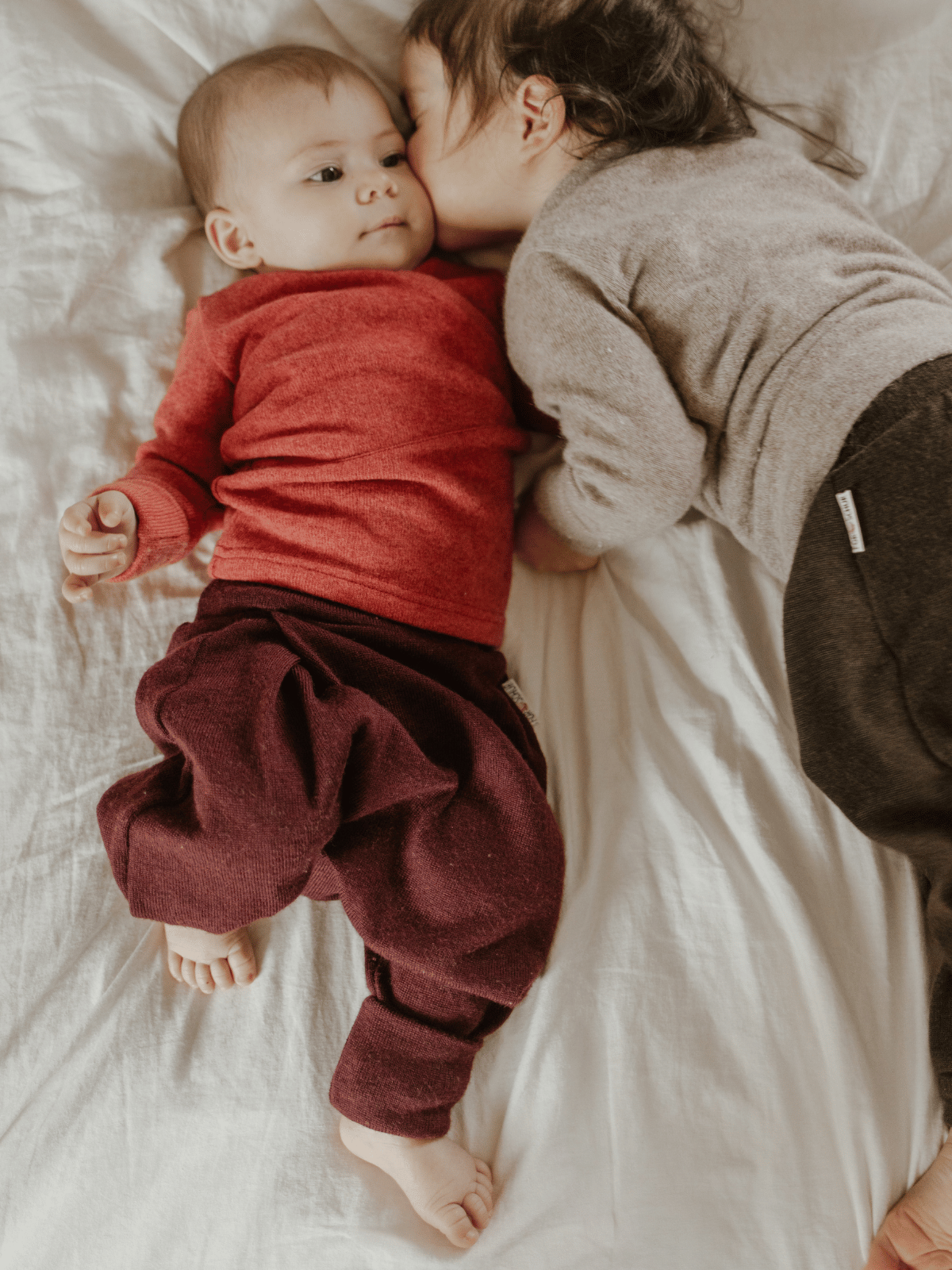 Ein Baby, daneben ein Kleinkind, Sammlung Baby von ForSchur