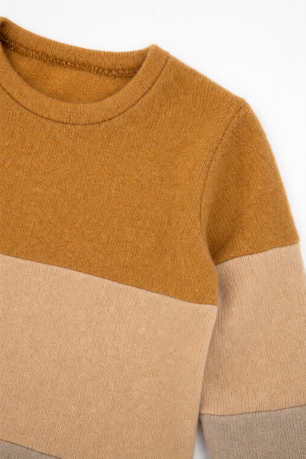 Detailaufnahme des Ombré Pullovers aus Kaschmir, Größe 98/104