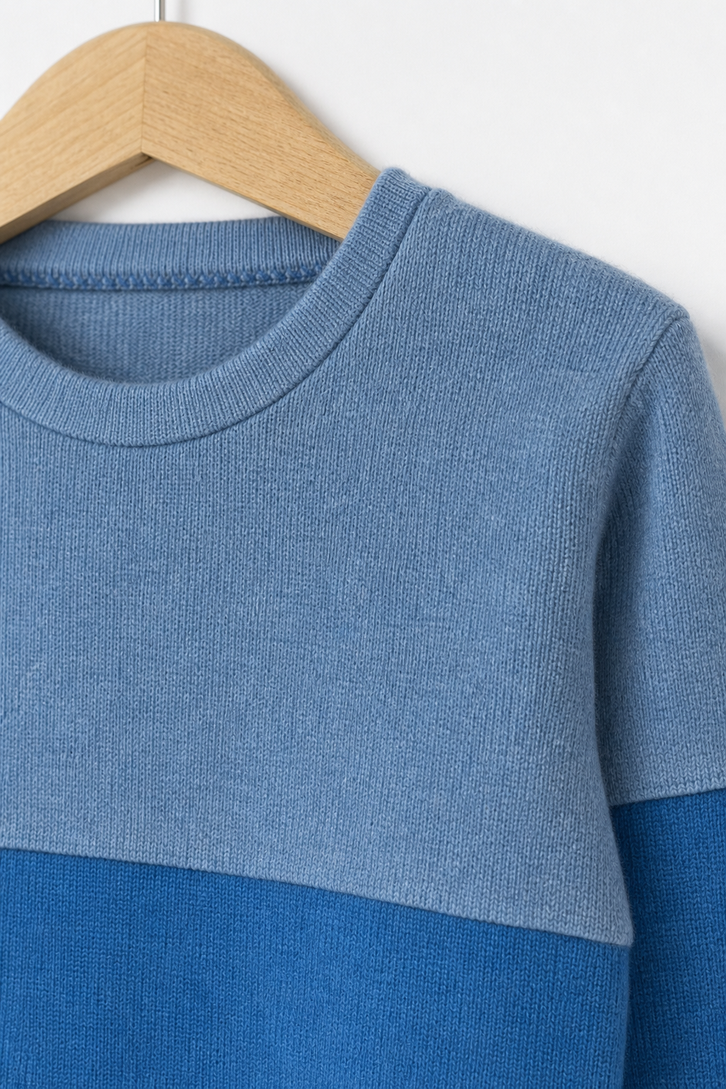 Detailaufnahme des Ombré Pullovers aus Kaschmir, Größe 98/104