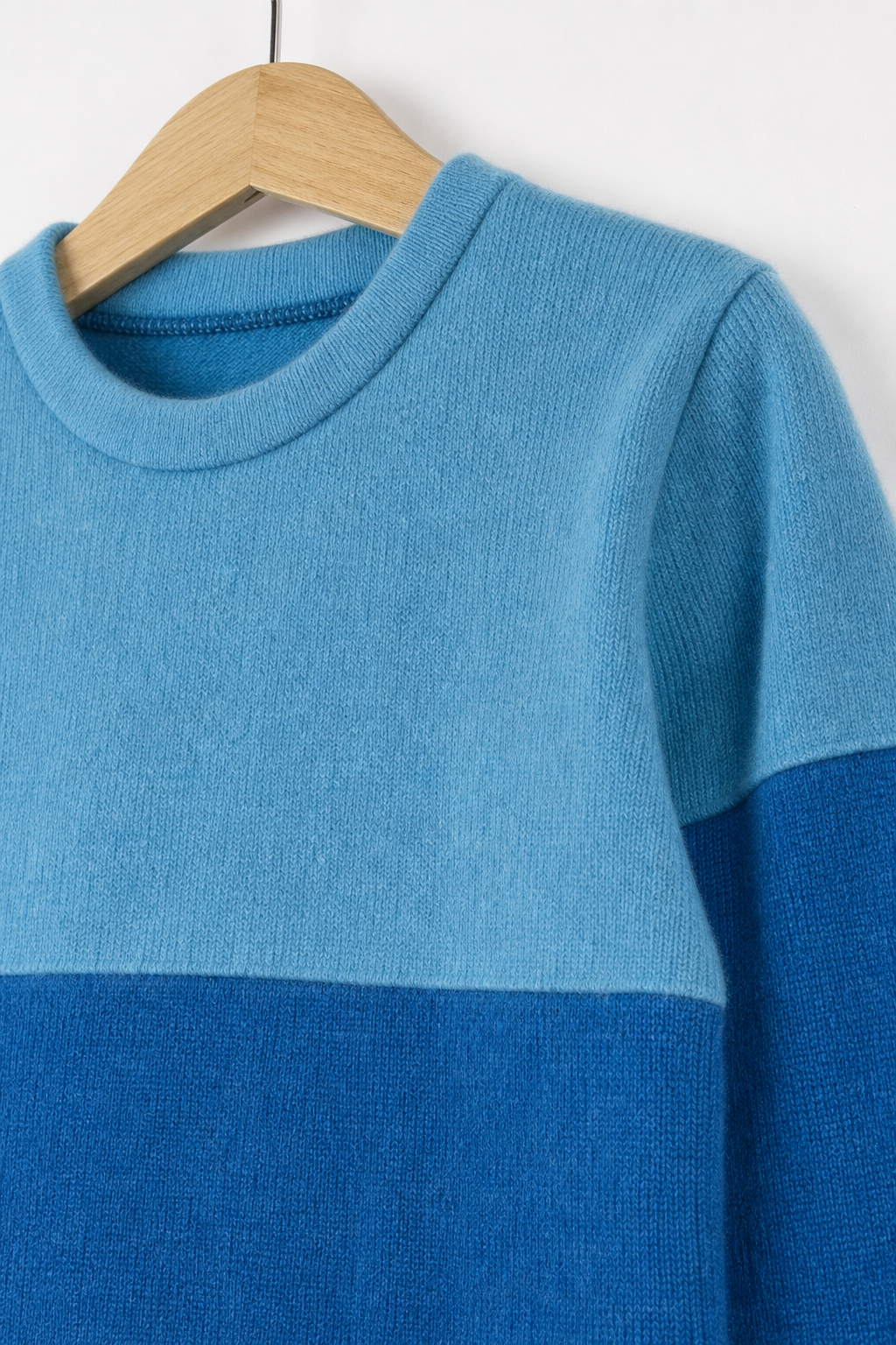 Detailaufnahme des Ombré Pullovers aus Kaschmir, Größe 98/104