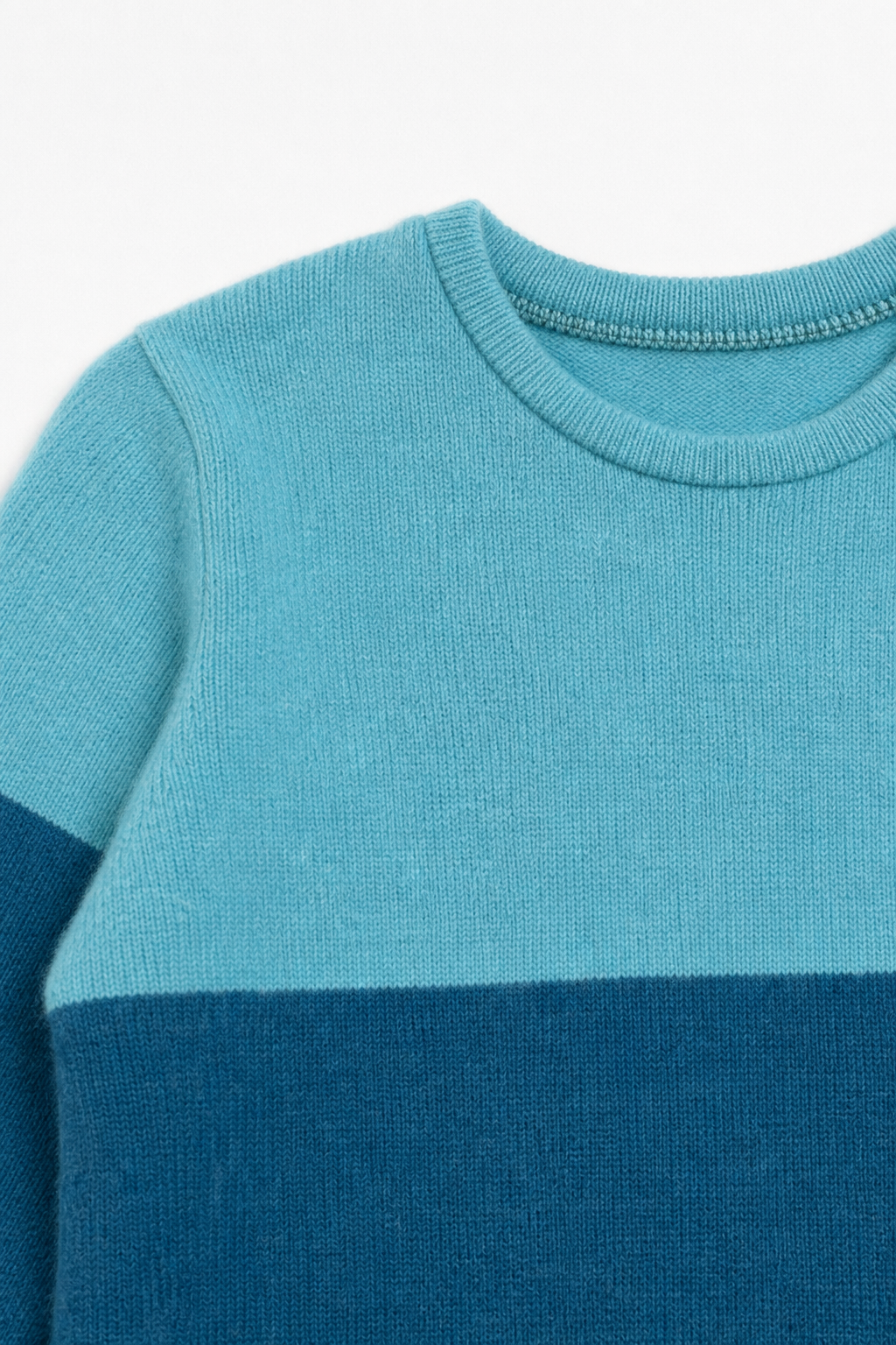 Detailaufnahme des Ombré Pullovers aus Kaschmir, Größe 98/104