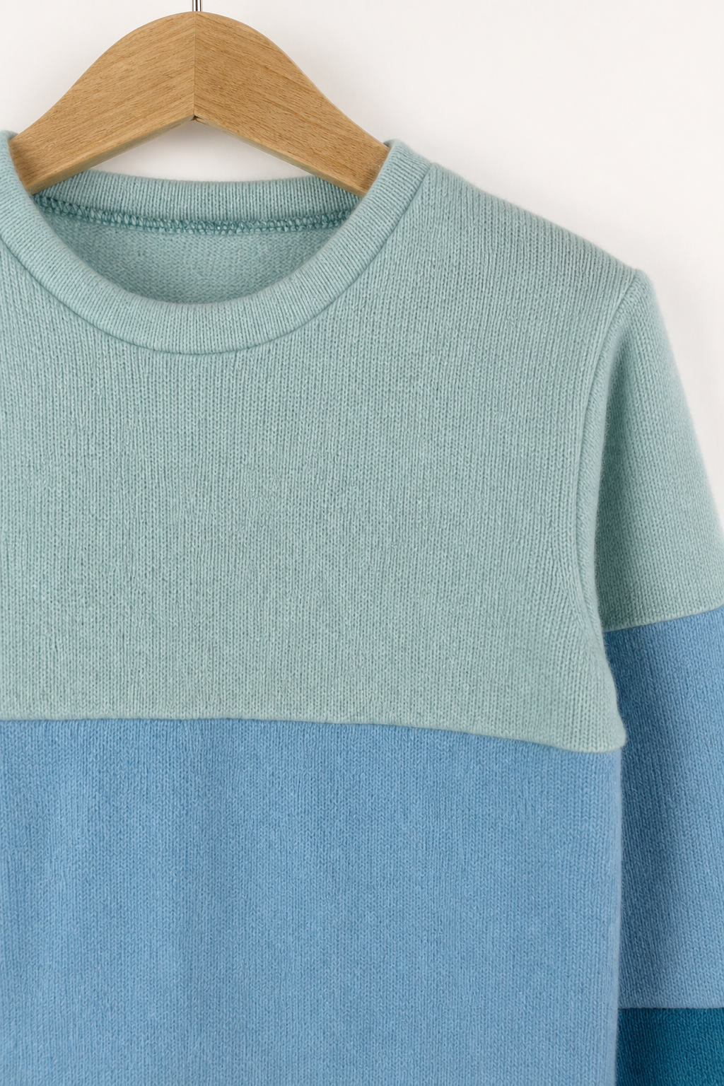 Detailaufnahme des Ombré Pullovers aus Kaschmir, Größe 98/104