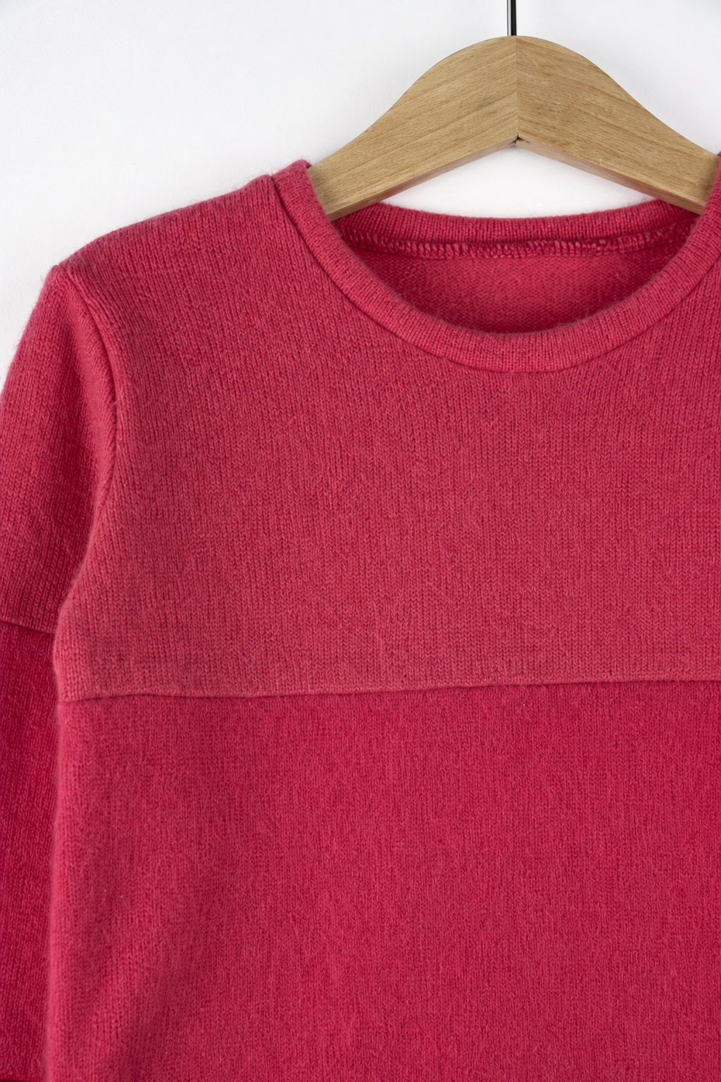 Detailaufnahme des Ombré Pullovers aus Kaschmir, Größe 98/104