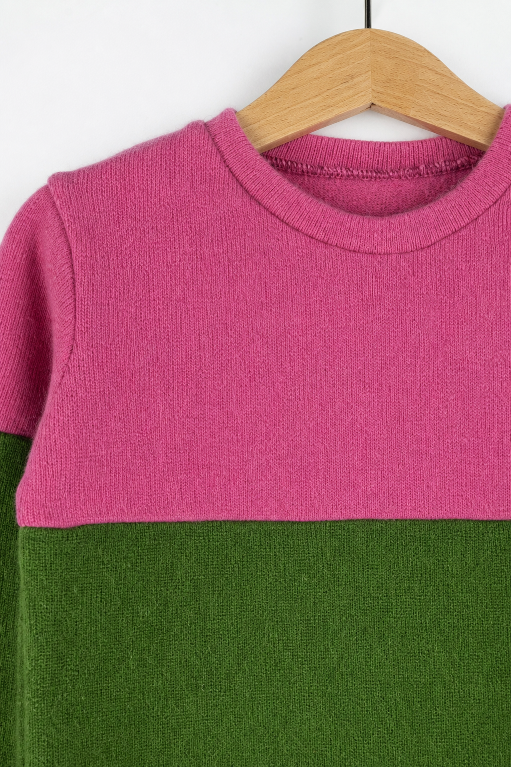 Detailaufnahme des Ombré Pullovers aus Kaschmir, Größe 98/104