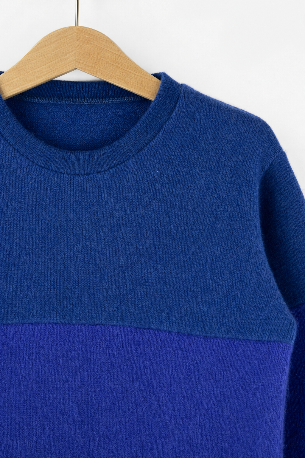 Detailaufnahme des Ombré Pullovers aus Kaschmir, Größe 110/116