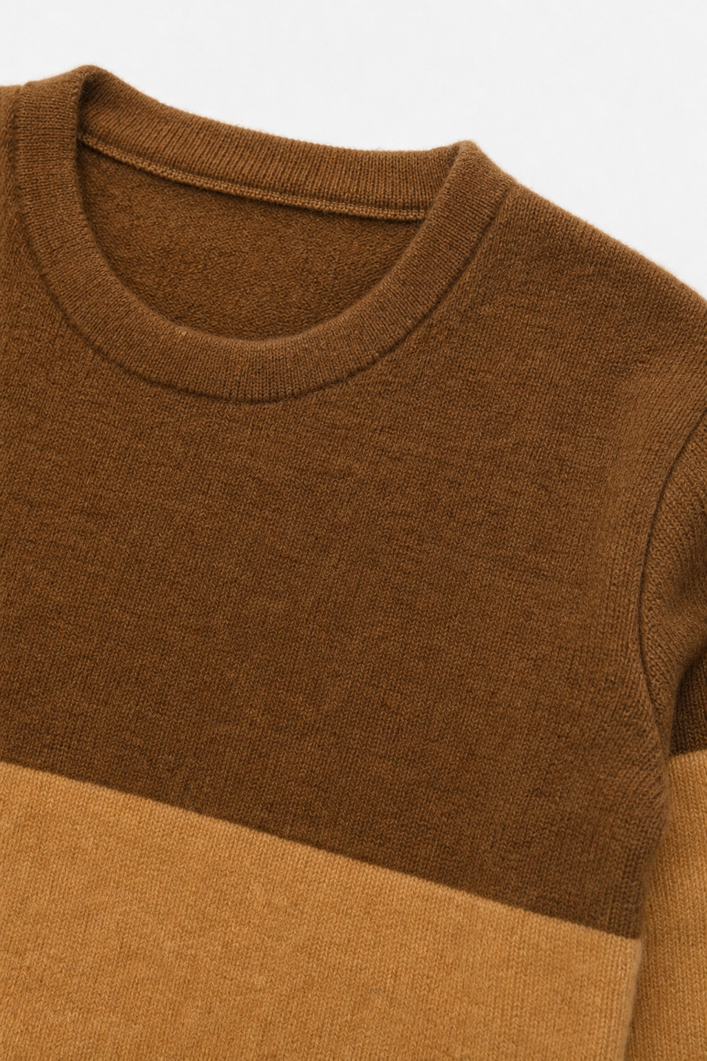 Detailaufnahme des Ombré Pullovers aus Kaschmir, Größe 110/116