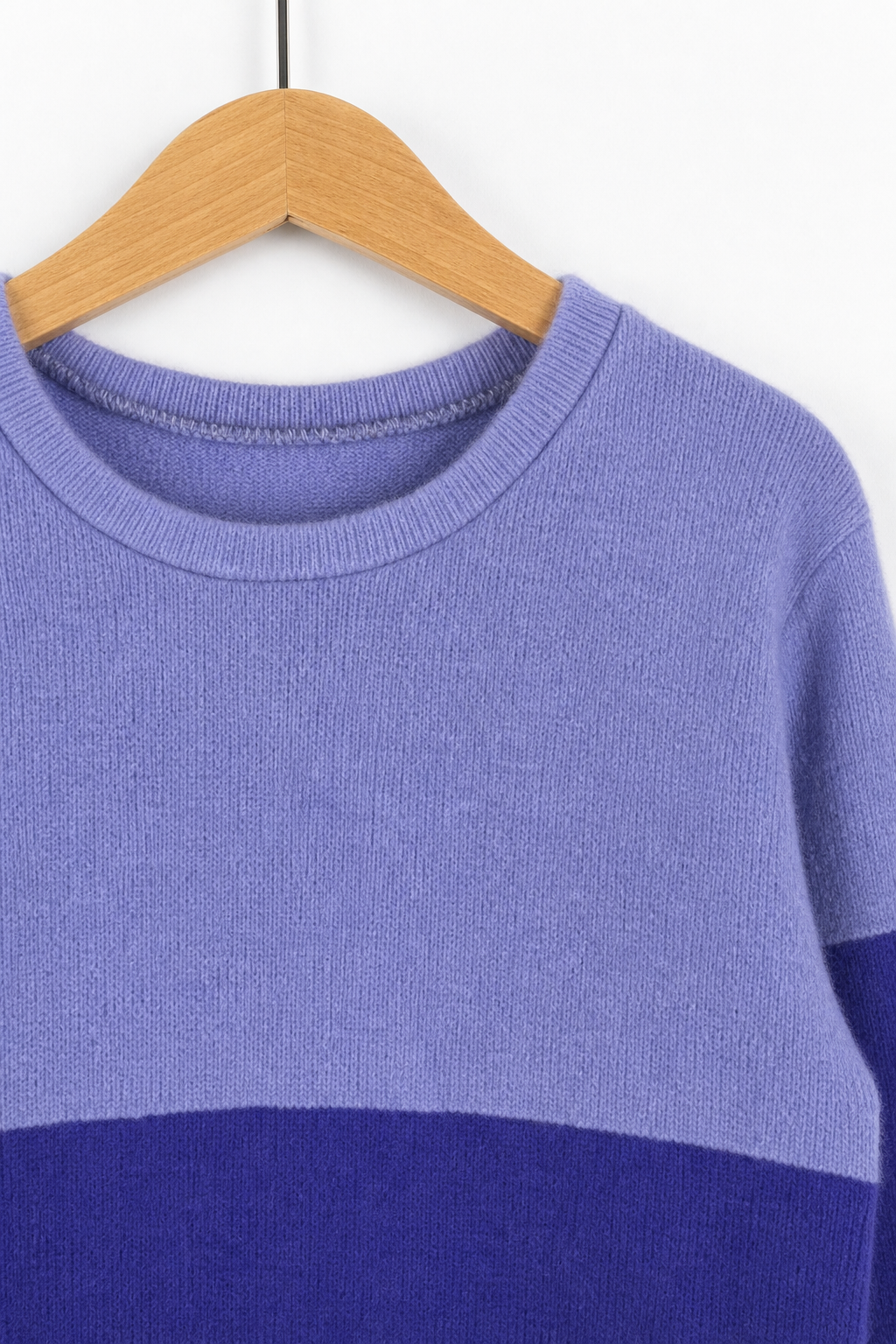 Detailaufnahme des Ombré Pullovers aus Kaschmir, Größe 122/128