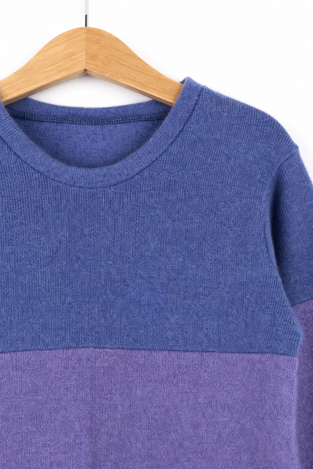 Detailaufnahme des Ombré Pullovers aus Kaschmir, Größe 122/128