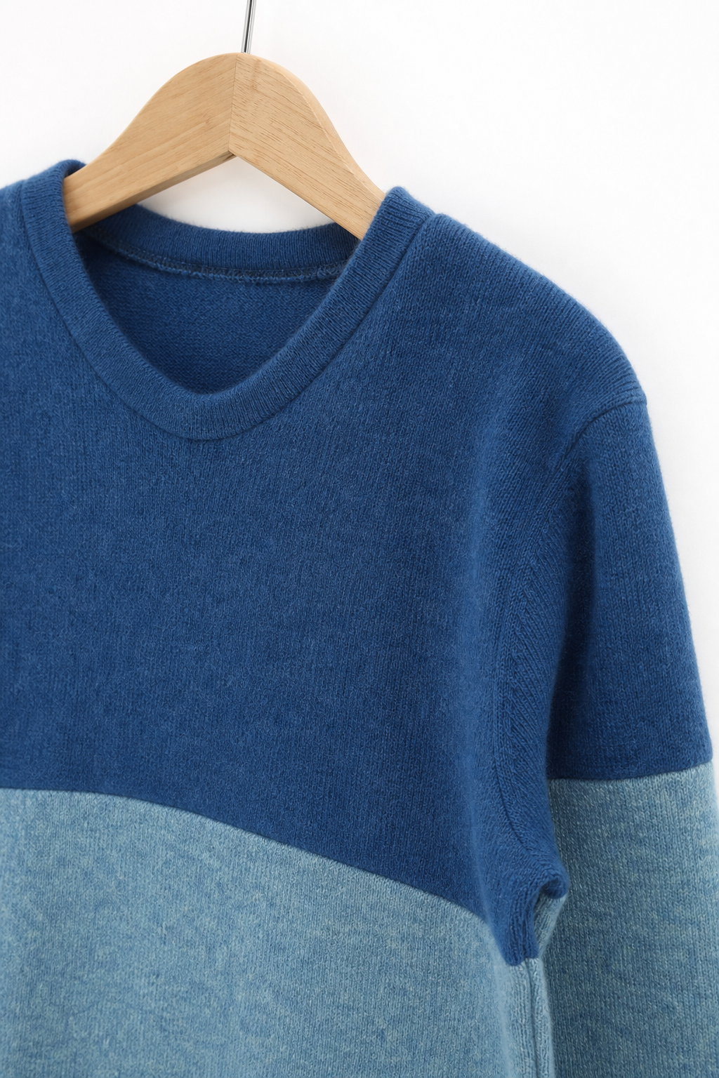 Detailaufnahme des Ombré Pullovers aus Kaschmir, Größe 134/140