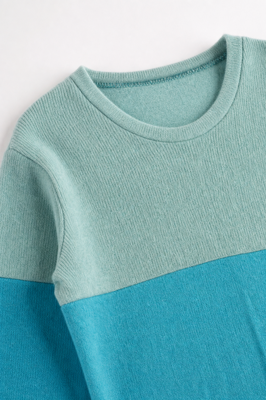 Detailaufnahme des Ombré Pullovers aus Kaschmir, Größe 134/140