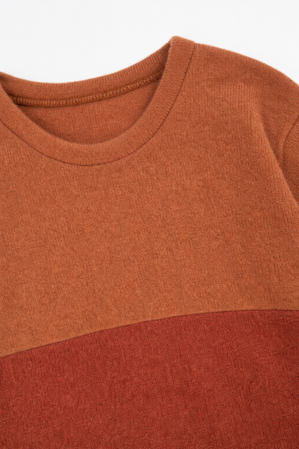 Detailaufnahme des Ombré Pullovers aus Kaschmir, Größe 134/140