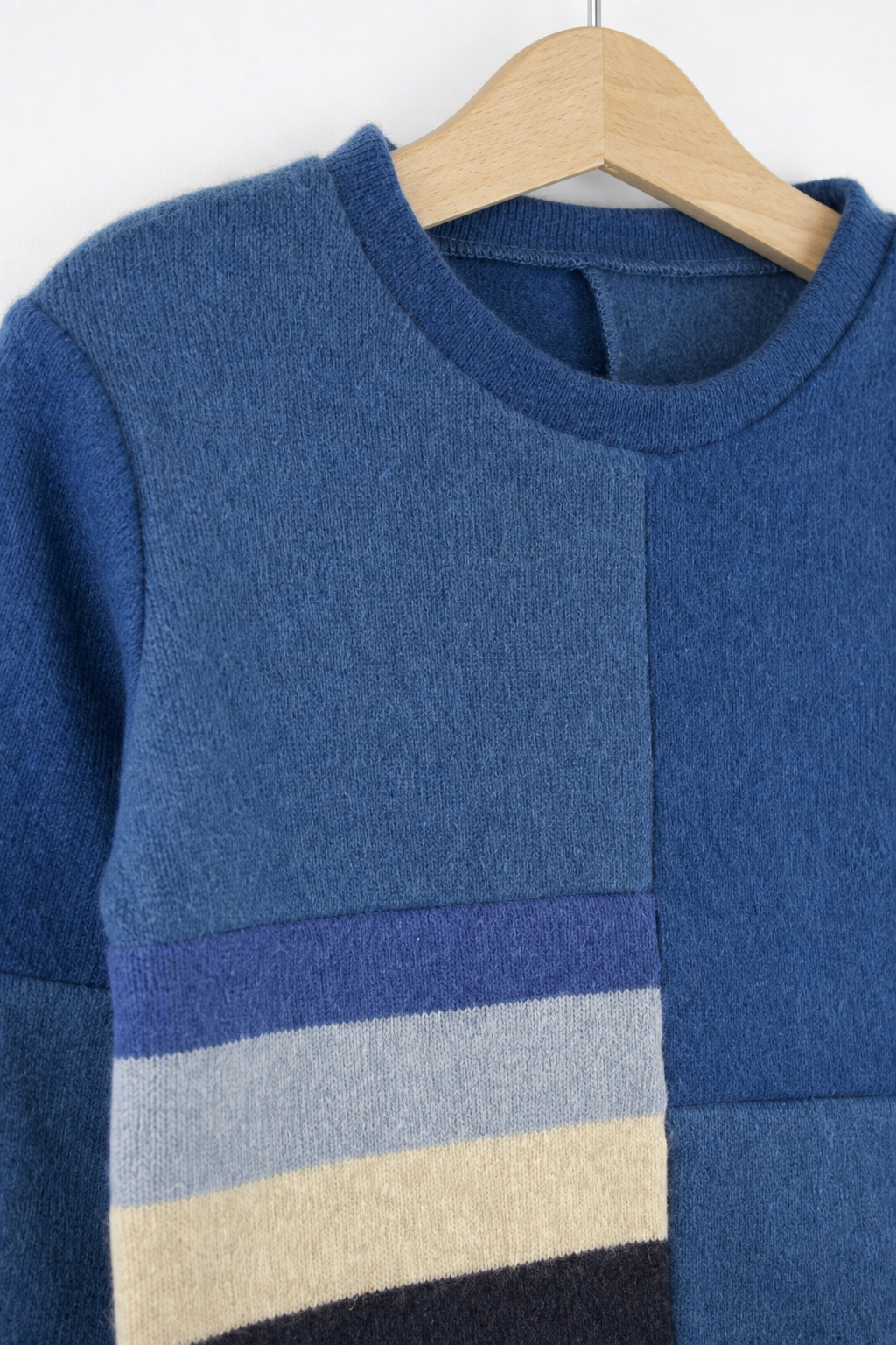Detailaufnahme des Kaschmir No Waste Pullovers für Kinder in Größe 98/104