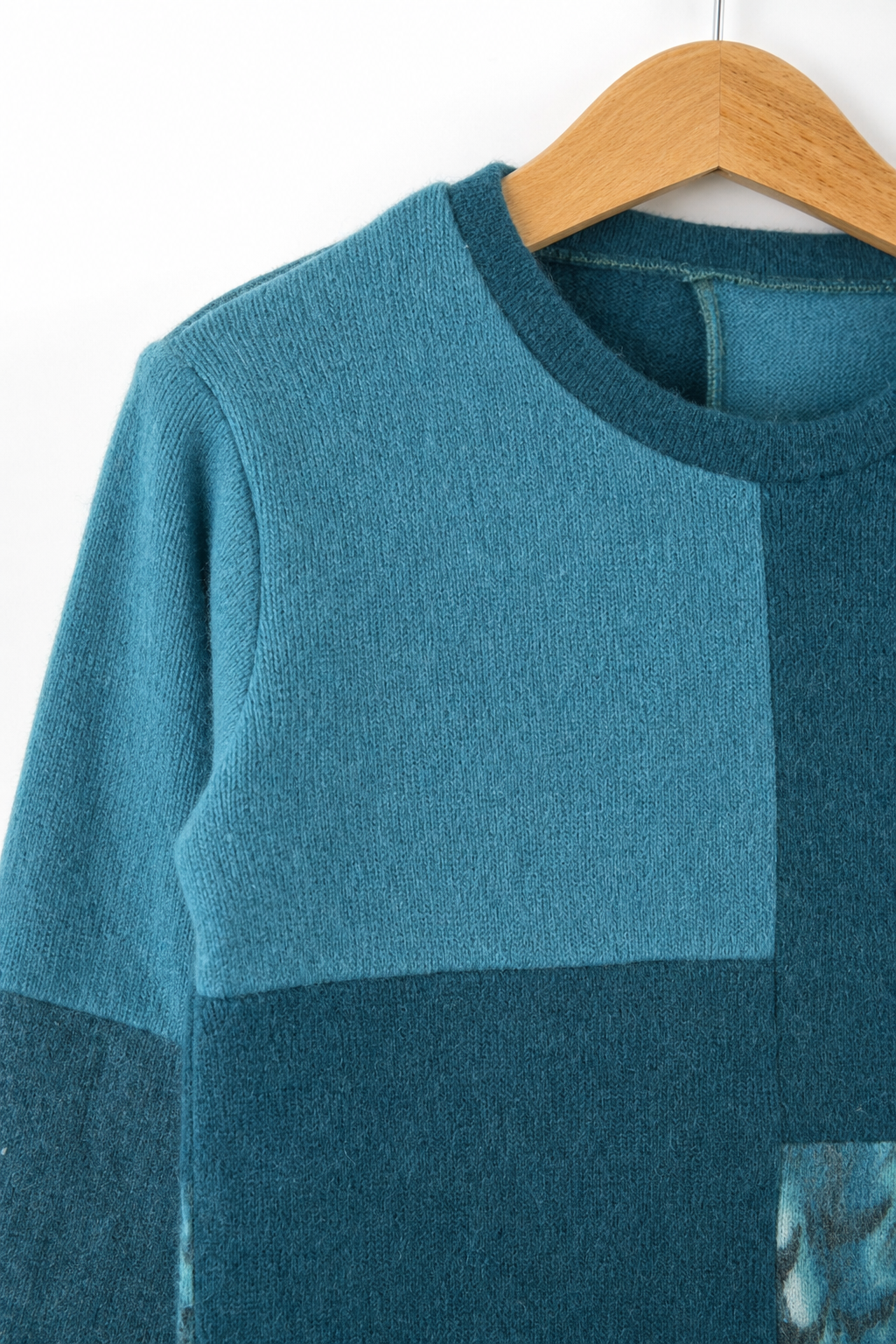 Detailaufnahme des Kaschmir No Waste Pullovers für Kinder in Größe 110/116