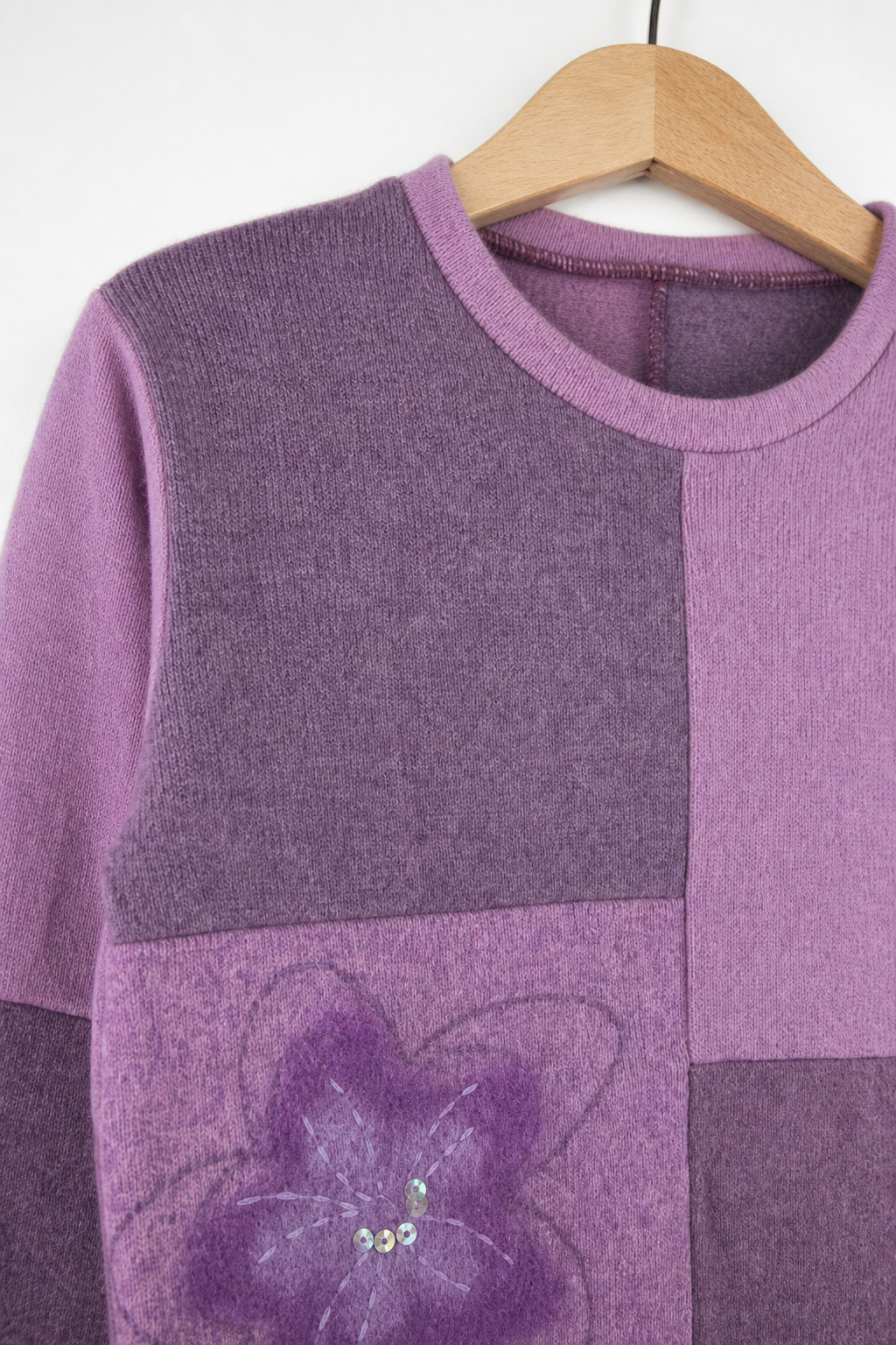 Detailaufnahme des Kaschmir No Waste Pullovers für Kinder in Größe 110/116