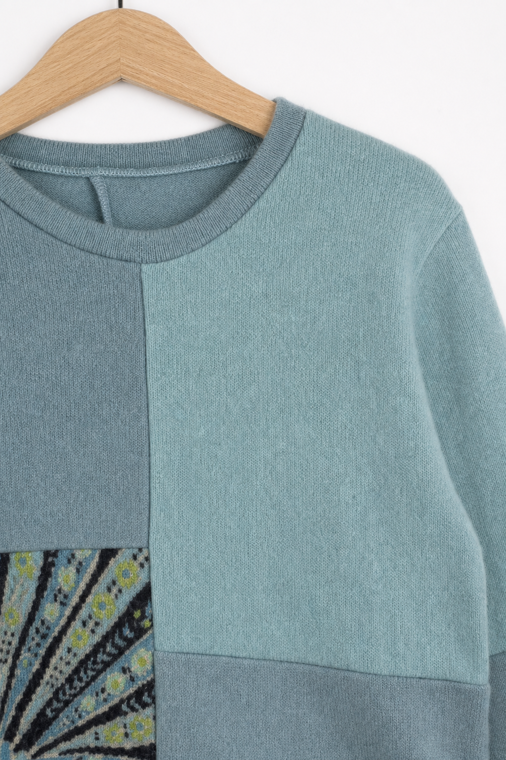 Detailaufnahme des Kaschmir No Waste Pullovers für Kinder in Größe 122/128
