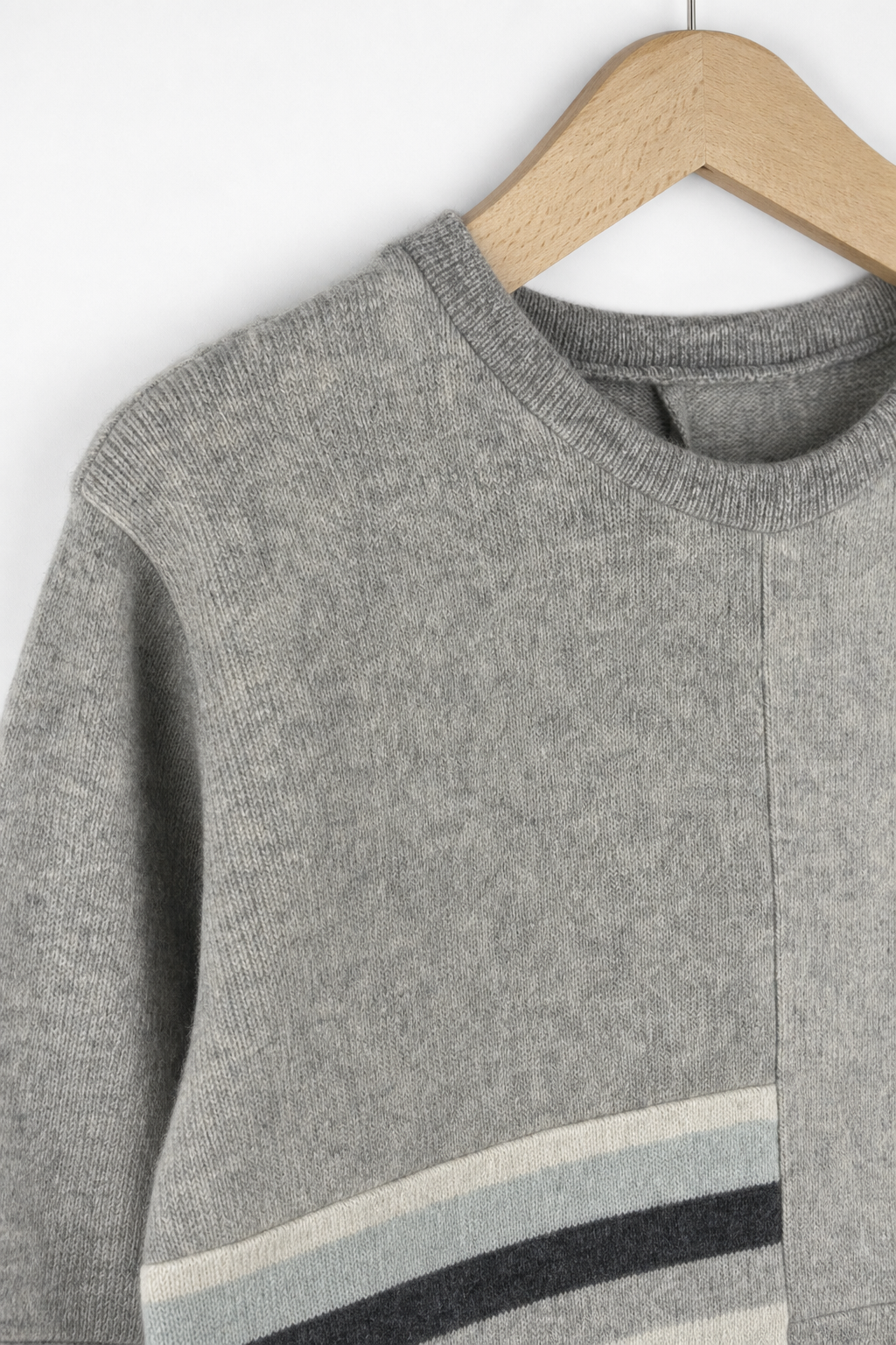 Detailaufnahme des Kaschmir No Waste Pullovers für Kinder in Größe 122/128
