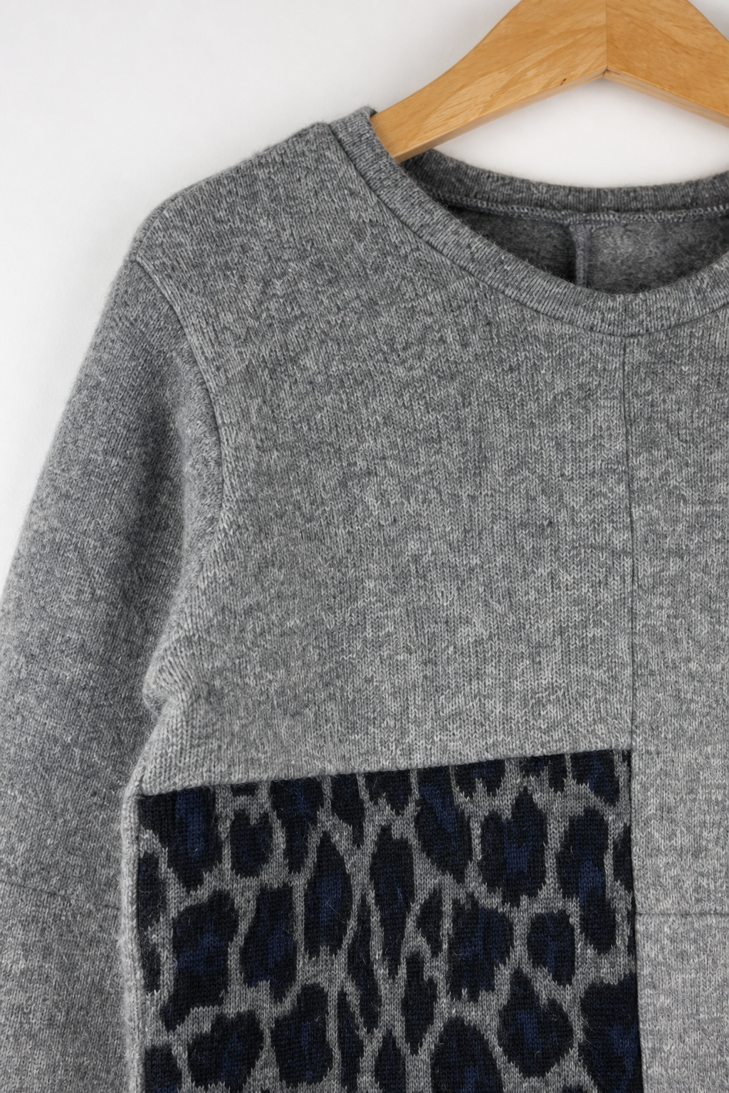 Detailaufnahme des Kaschmir No Waste Pullovers für Kinder in Größe 122/128