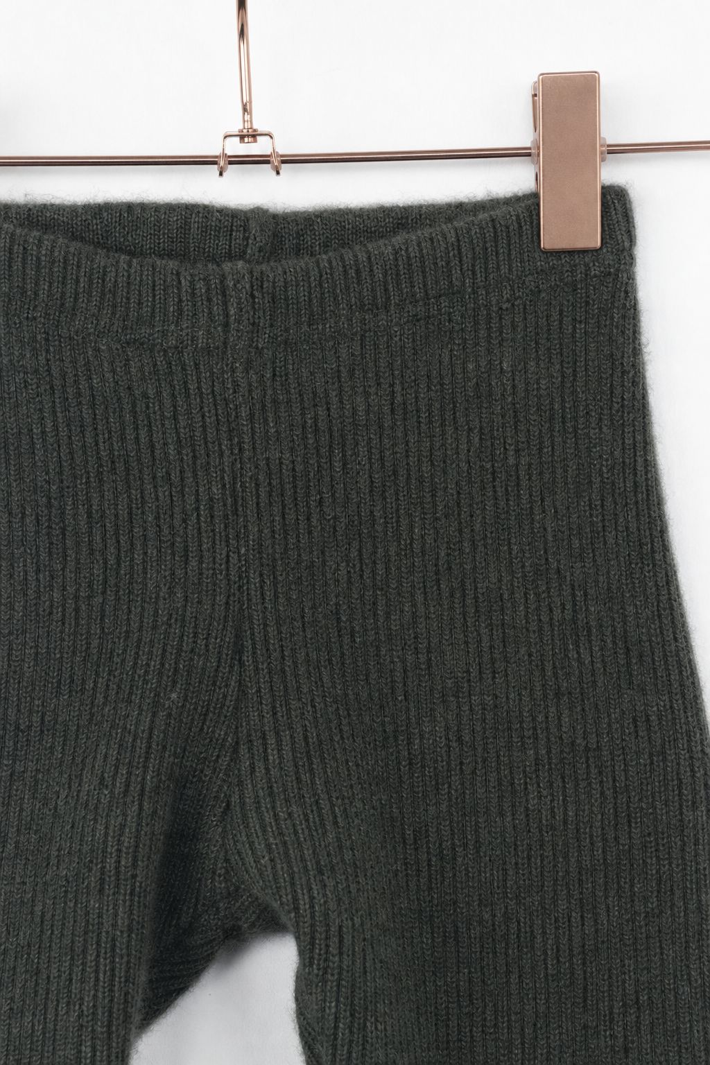 Detailaufnahme der schmalen Kaschmirhose in Grün, Größe 98/104