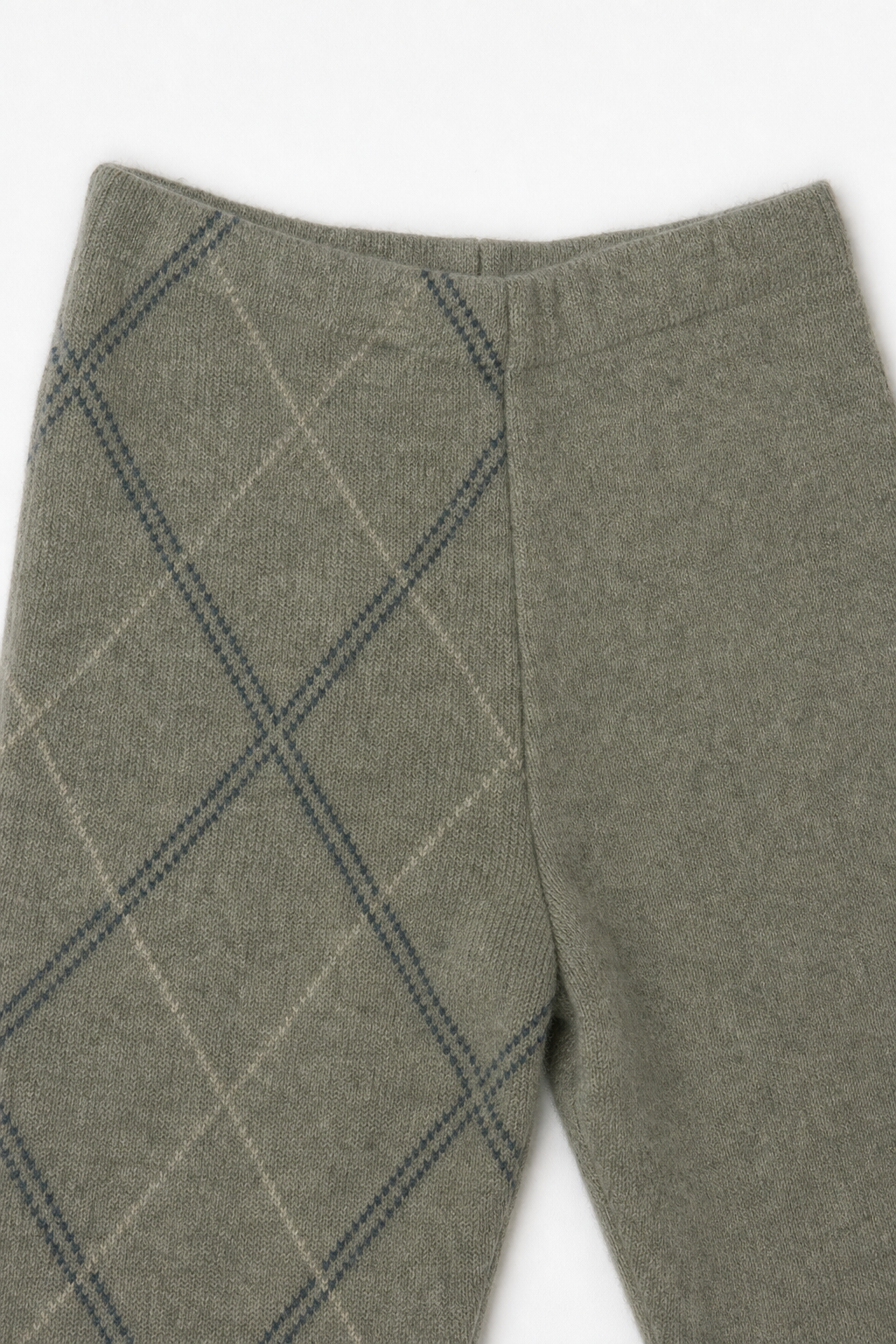 Detailaufnahme der schmalen Kaschmirhose in Grün, Größe 98/104