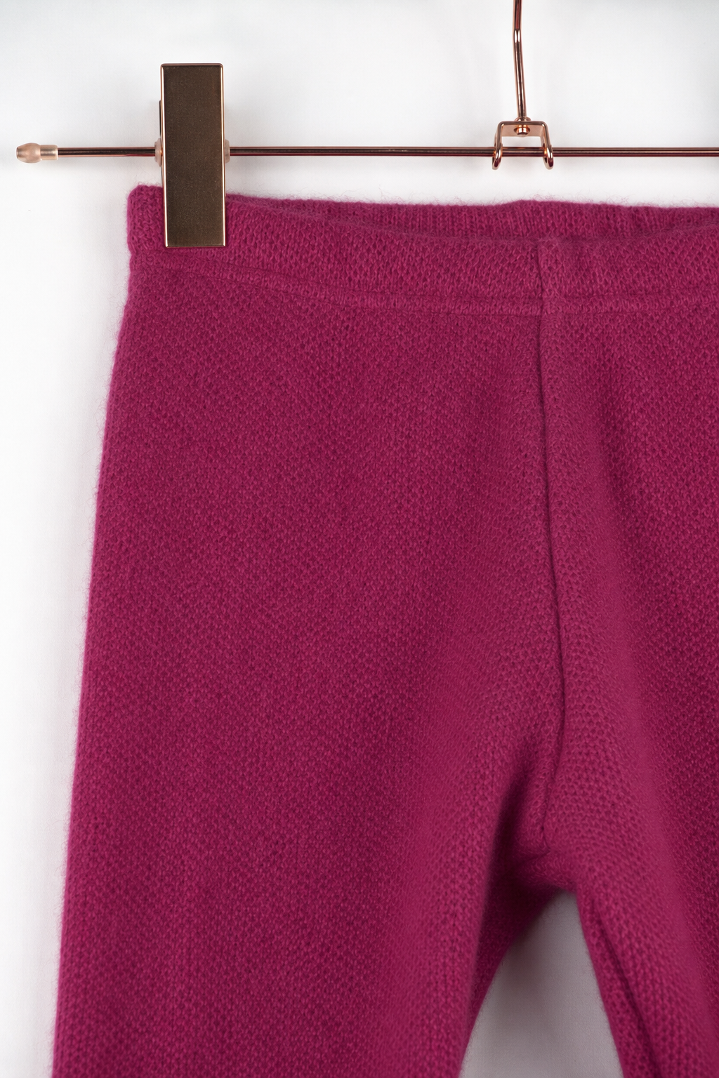 Detailaufnahme der schmalen Kaschmirhose in Rosa, Größe 98/104