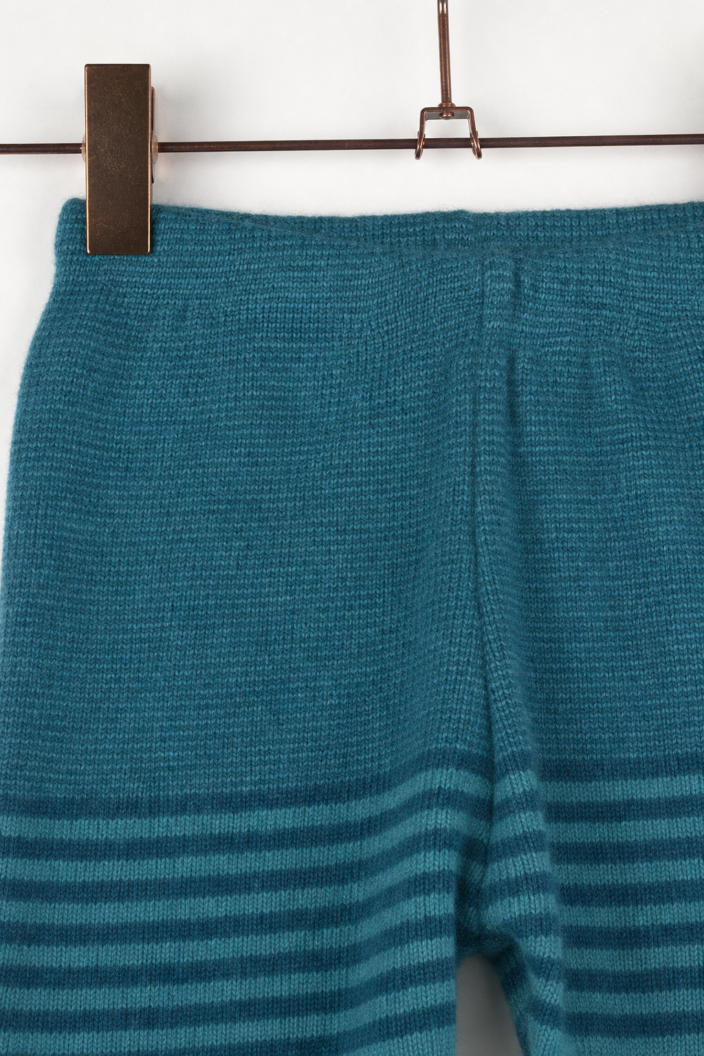 Detailaufnahme der schmalen Kaschmirhose in Blau, Größe 98/104