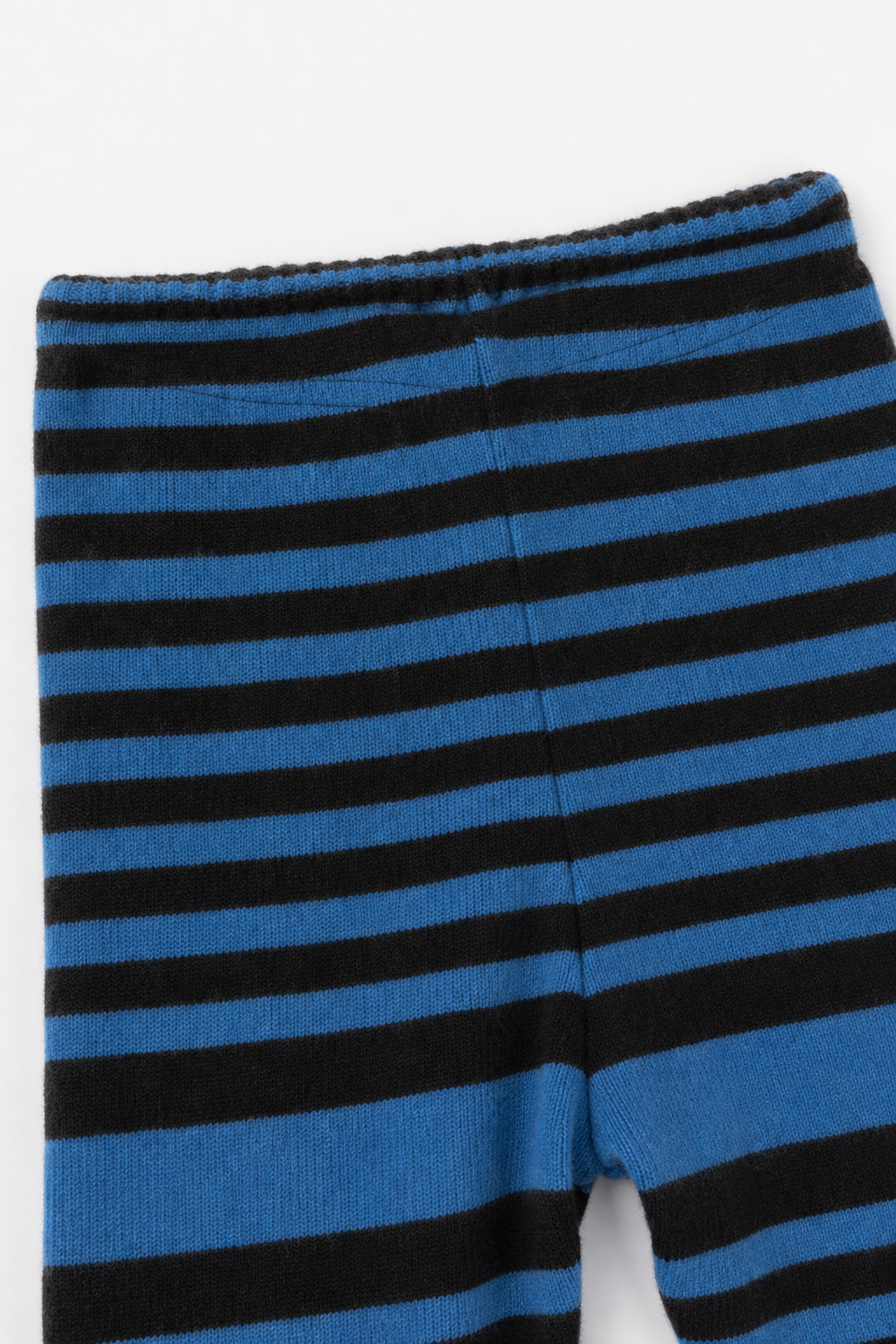 Detailaufnahme der schmalen Kaschmirhose in Blau, Größe 98/104