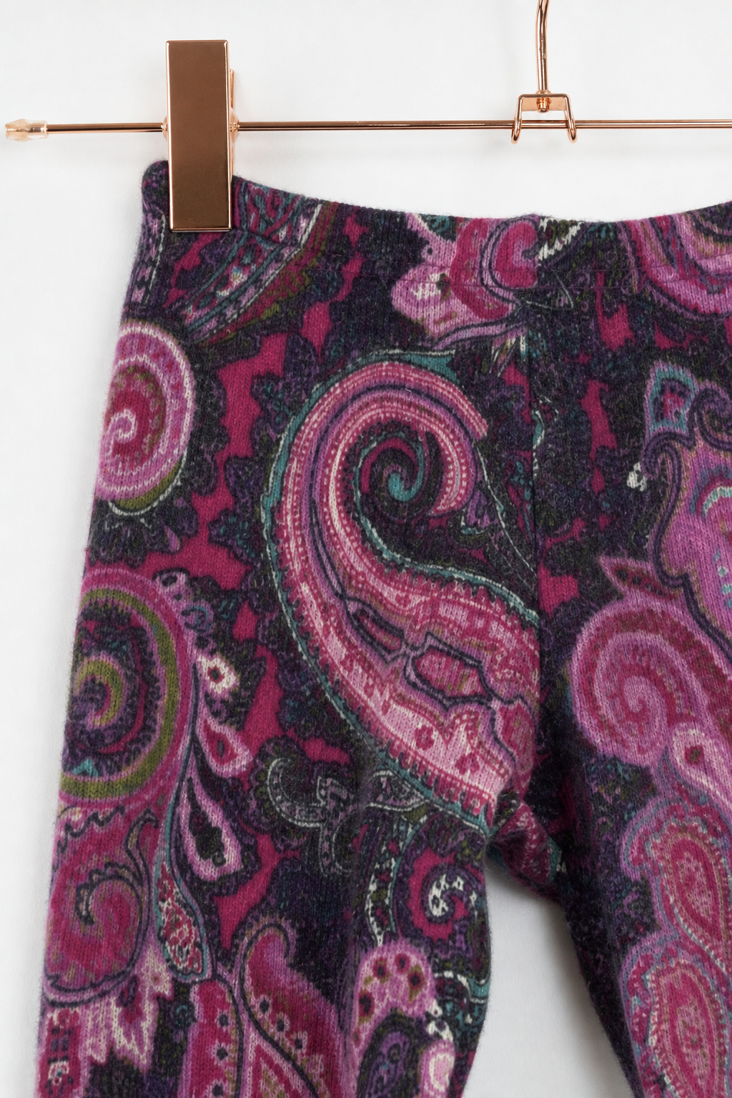 Detailaufnahme der schmalen Kaschmirhose in Rosa, Größe 98/104