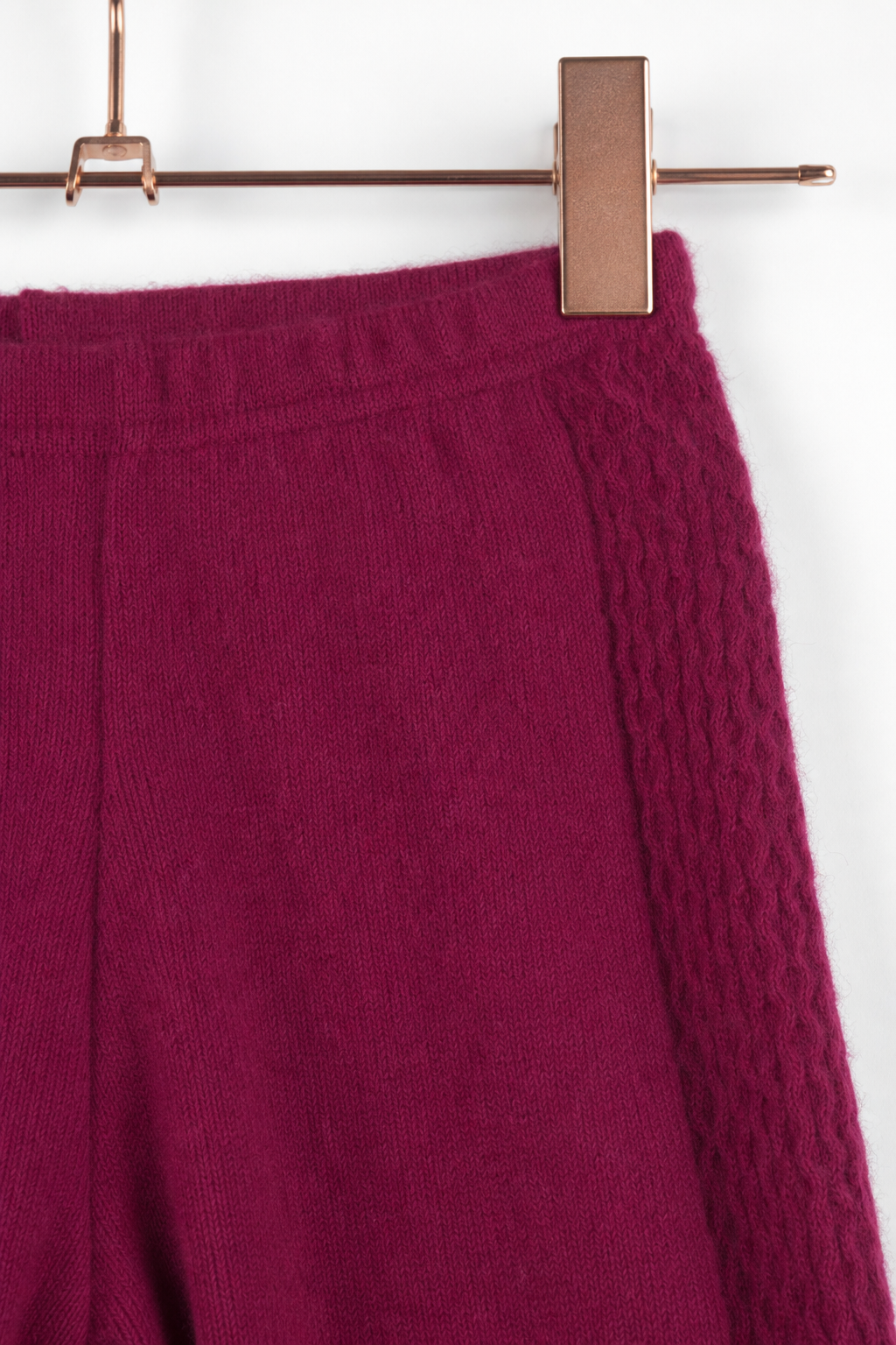 Detailaufnahme der schmalen Kaschmirhose in Rosa, Größe 110/116