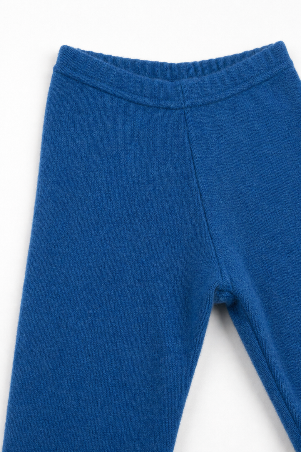 Detailaufnahme der schmalen Kaschmirhose in Blau, Größe 110/116