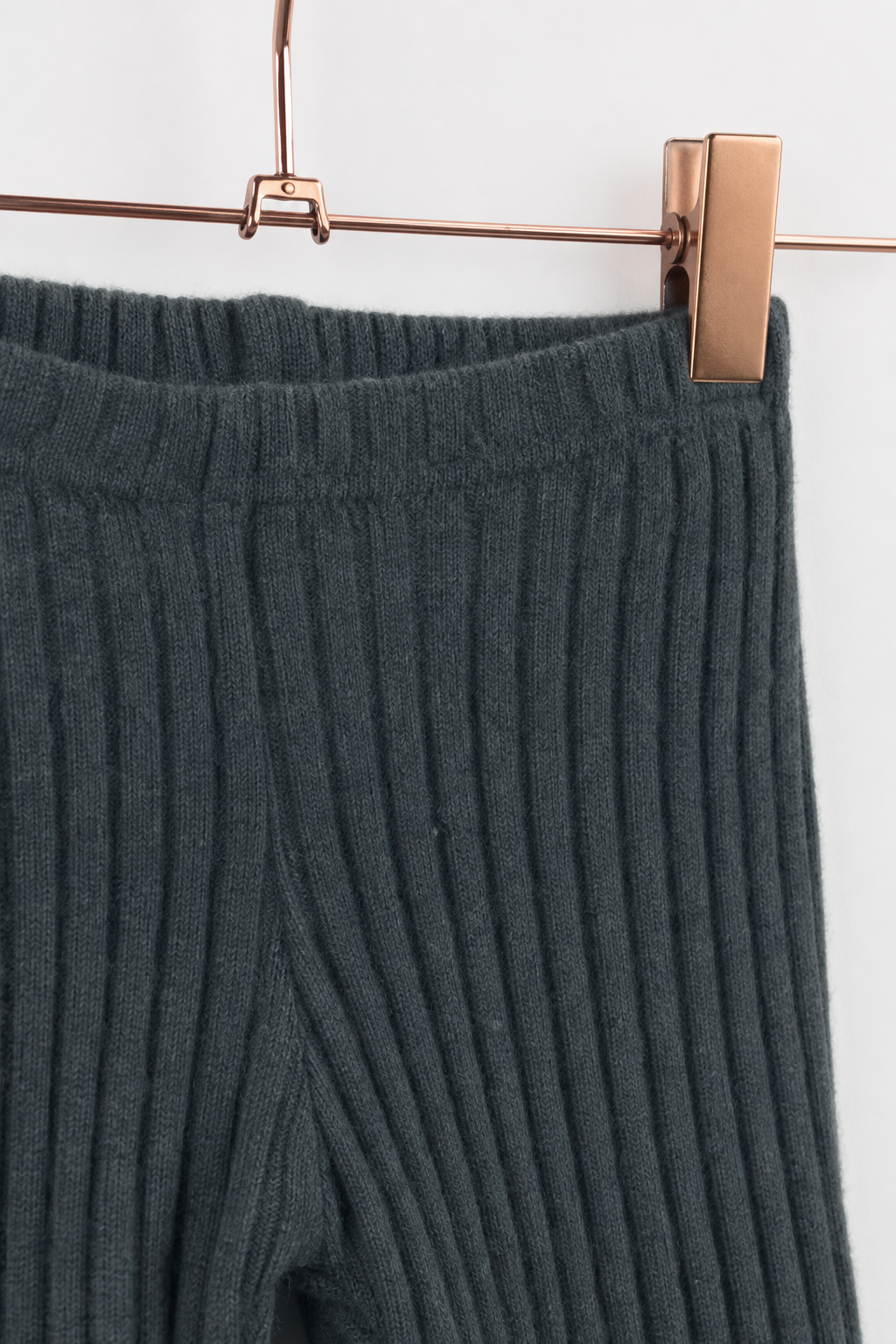 Detailaufnahme der schmalen Kaschmirhose in Grau, Größe 110/116