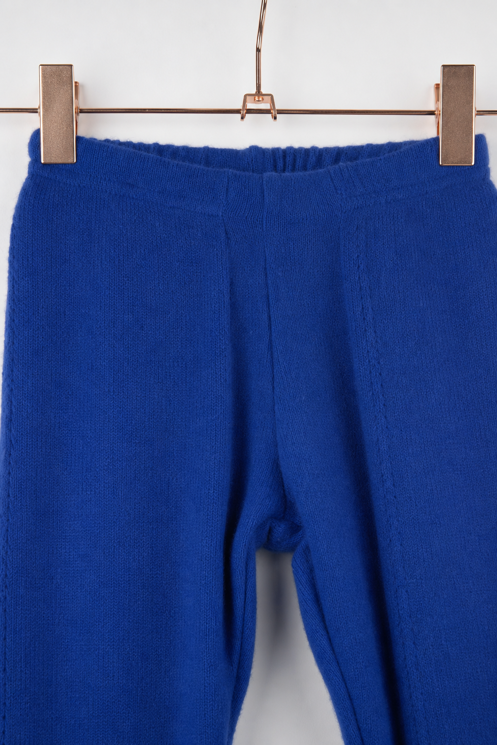Detailaufnahme der schmalen Kaschmirhose in Blau, Größe 110/116