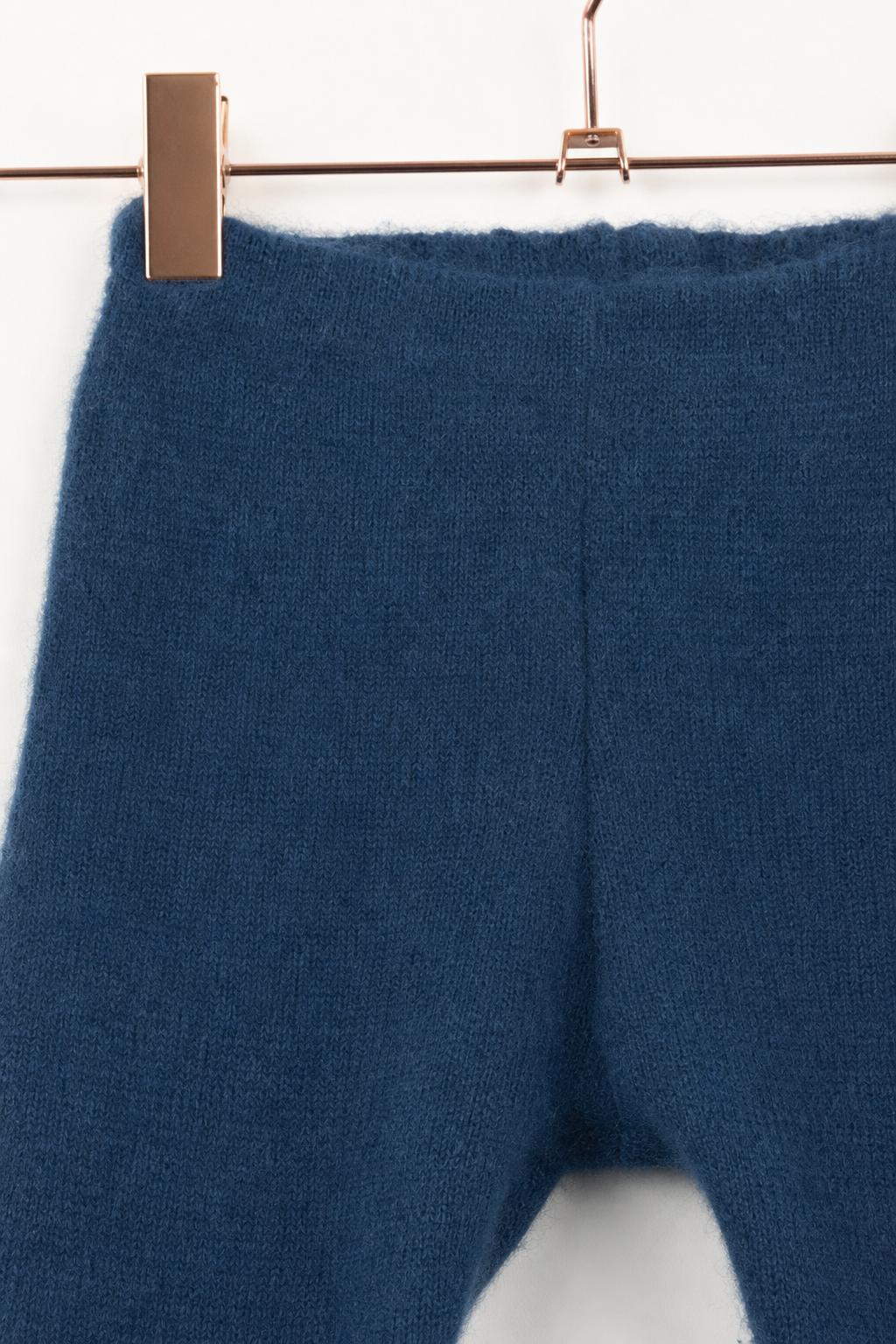 Detailaufnahme der schmalen Kaschmirhose in Blau, Größe 110/116