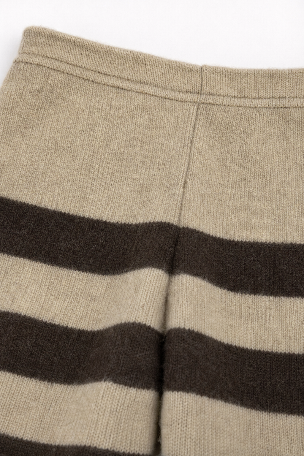 Detailaufnahme der schmalen Kaschmirhose in Braun, Größe 110/116