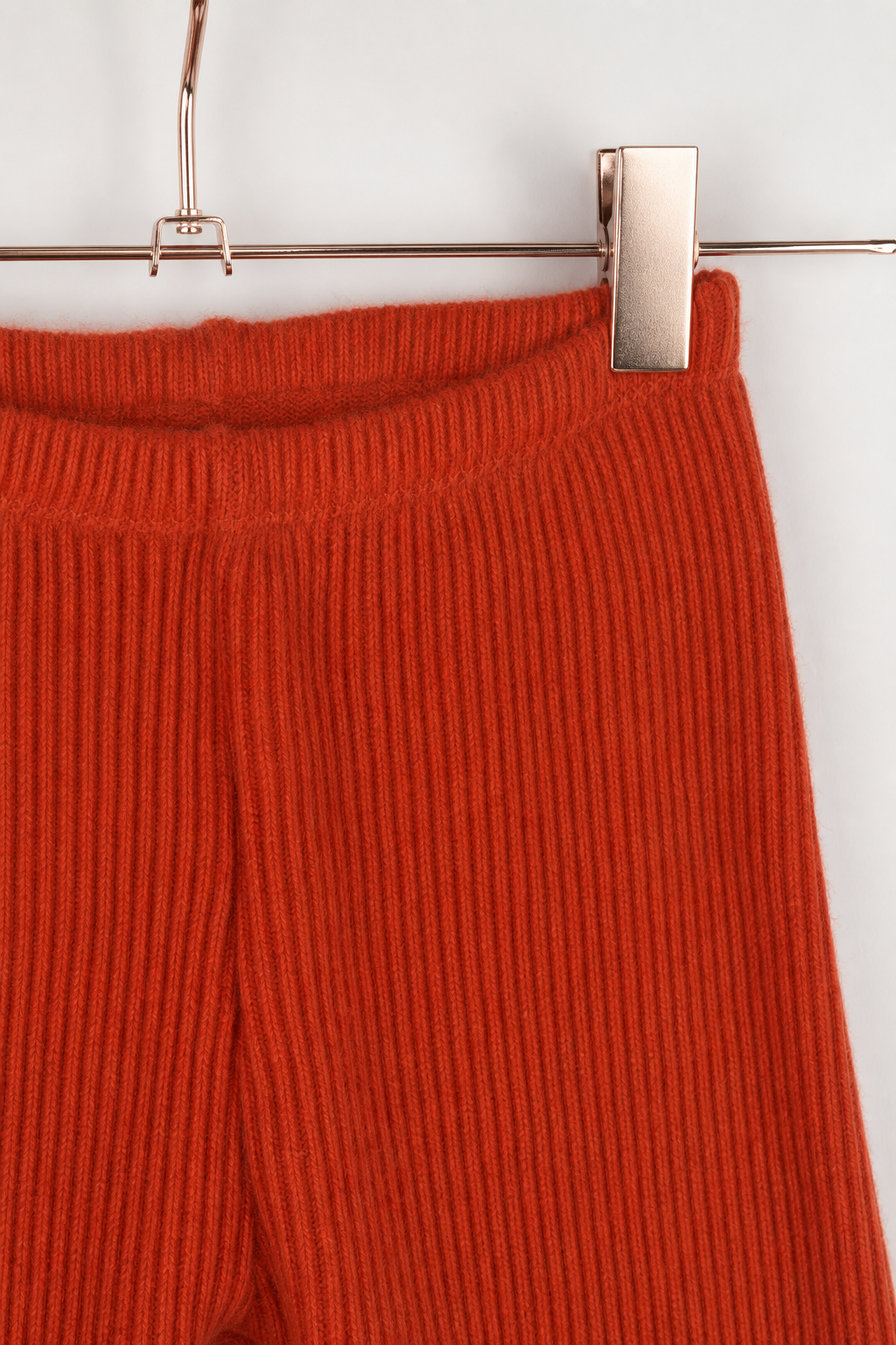 Detailaufnahme der schmalen Kaschmirhose in Orange, Größe 110/116