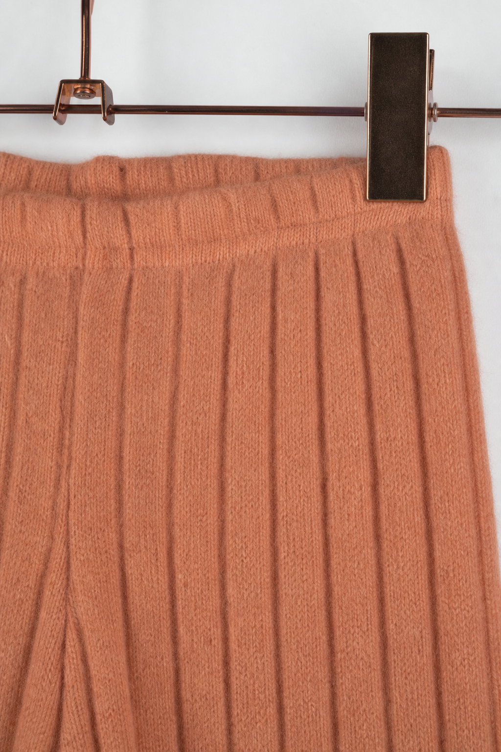 Detailaufnahme der schmalen Kaschmirhose in Orange, Größe 110/116