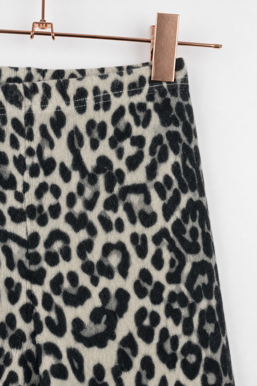 Detailaufnahme der schmalen Kaschmirhose in bunten Farben, Größe 122/128