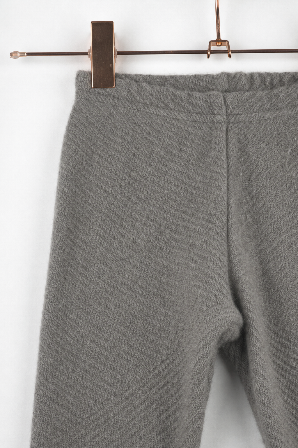 Detailaufnahme der schmalen Kaschmirhose in Braun, Größe 122/128