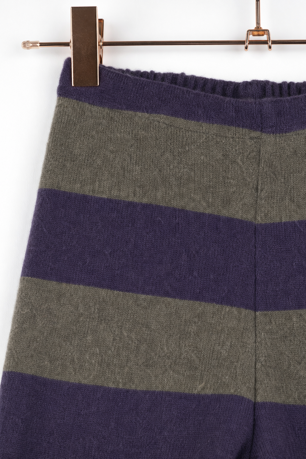 Detailaufnahme der schmalen Kaschmirhose in bunten Farben, Größe 134/140