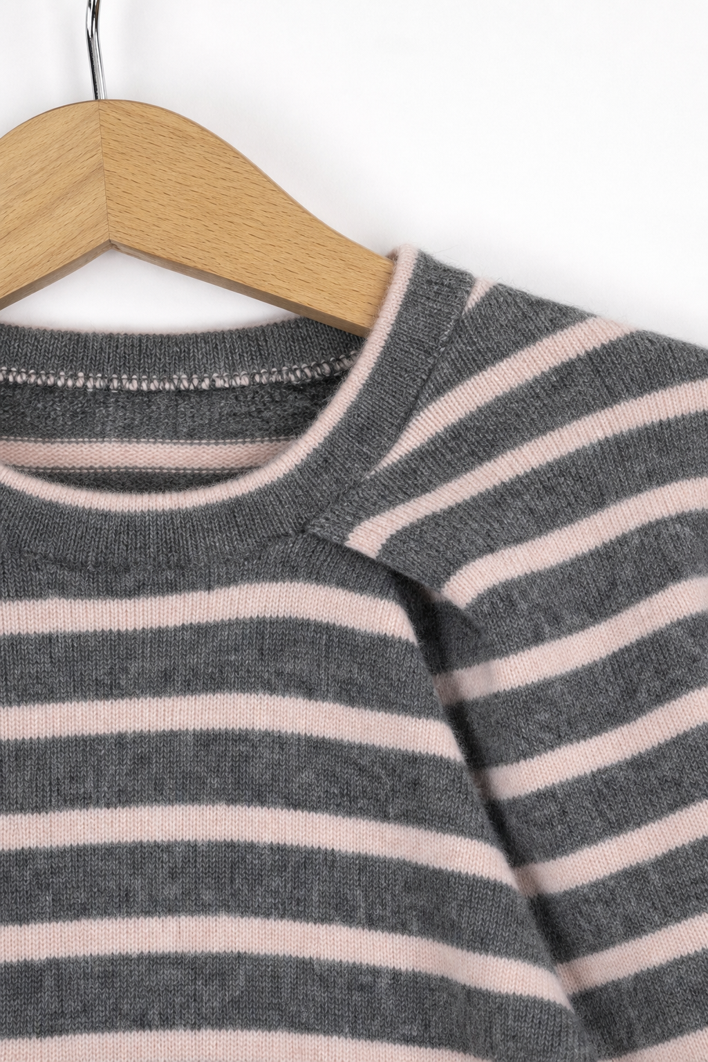 Detailaufnahme des Kaschmirpullovers in bunten Farben, Größe 98/104
