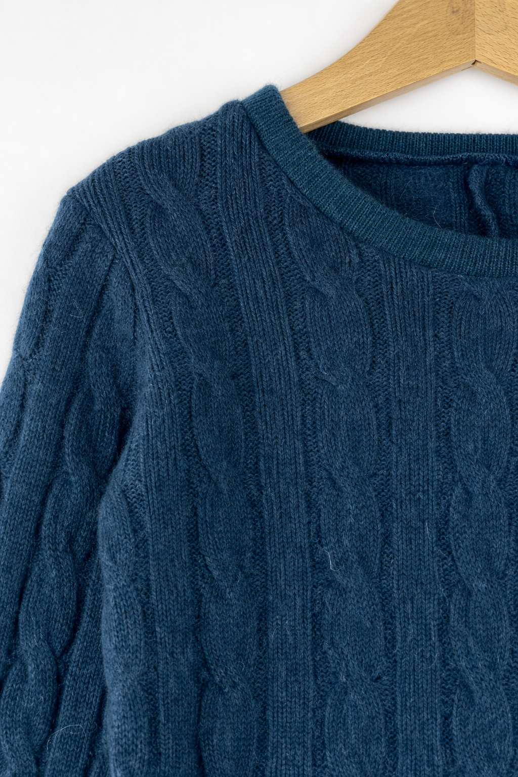 Detailaufnahme des Kaschmirpullovers in Blau, Größe 98/104