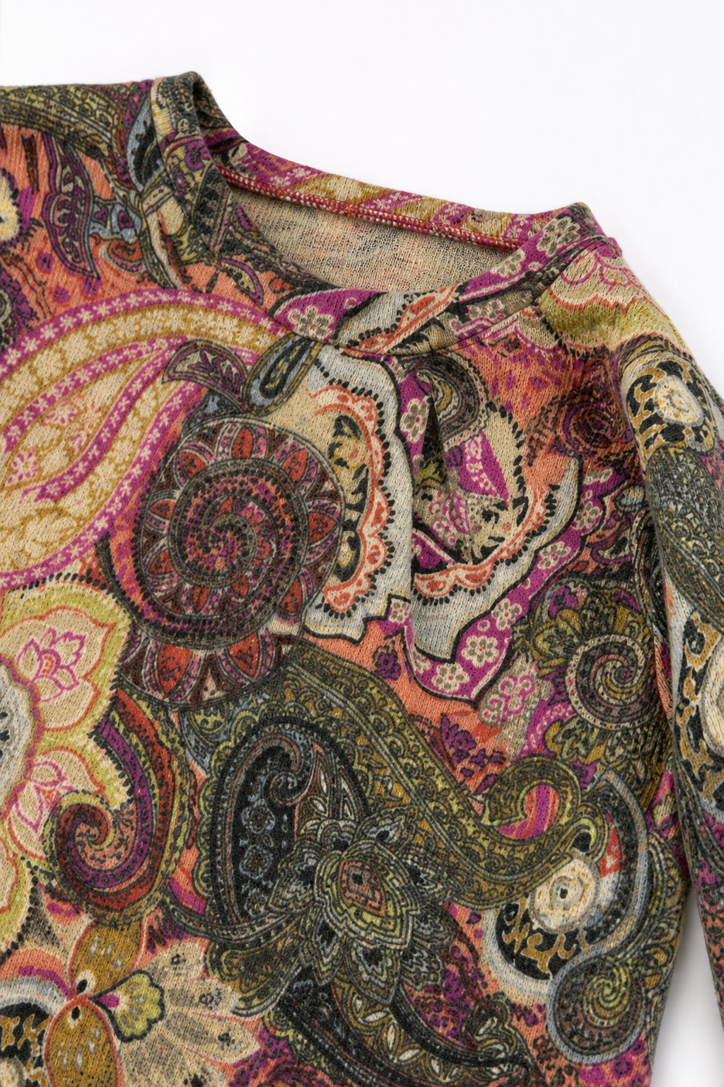 Detailaufnahme des Kaschmirpullovers in bunten Farben, Größe 98/104