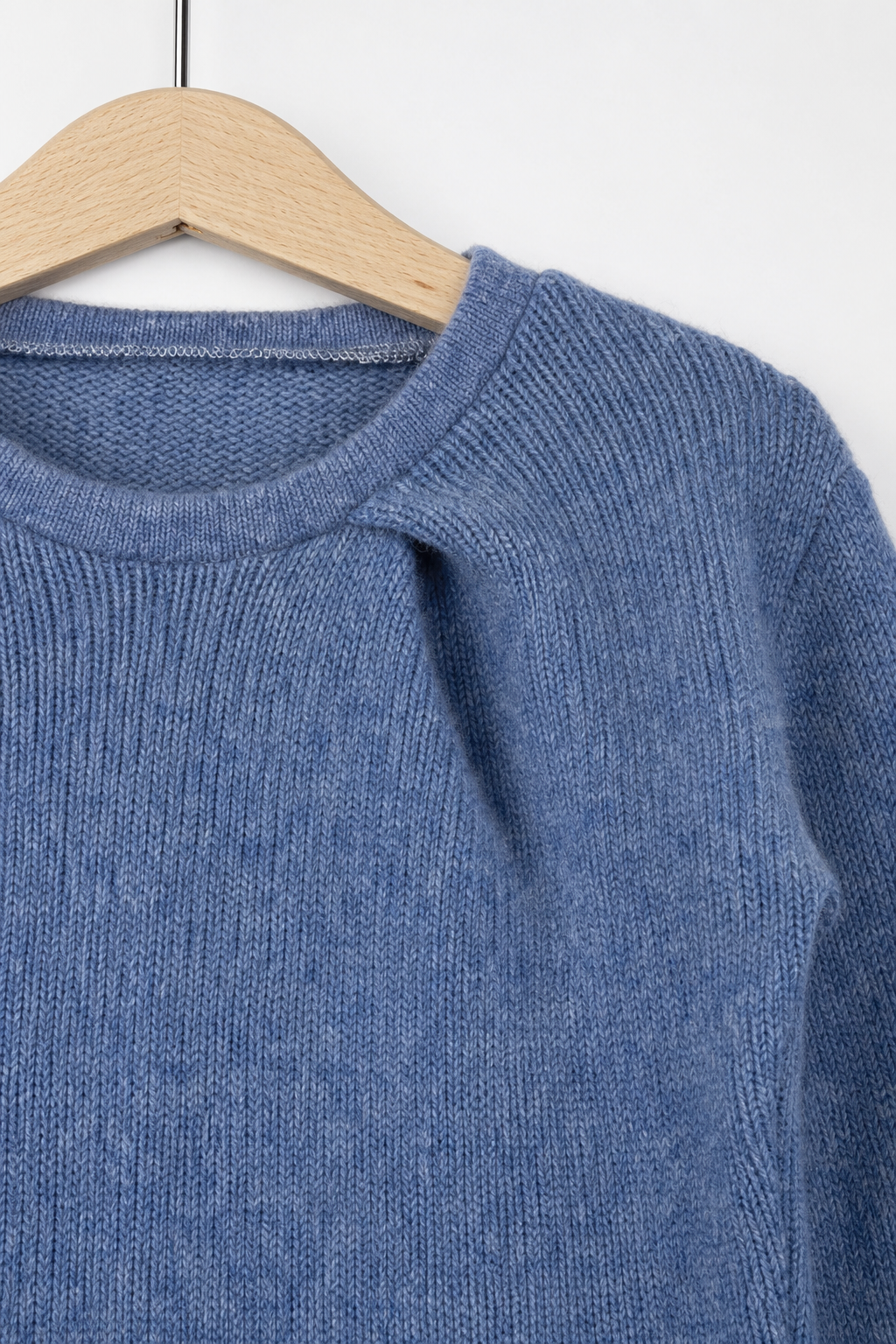 Detailaufnahme des Kaschmirpullovers in Blau, Größe 98/104