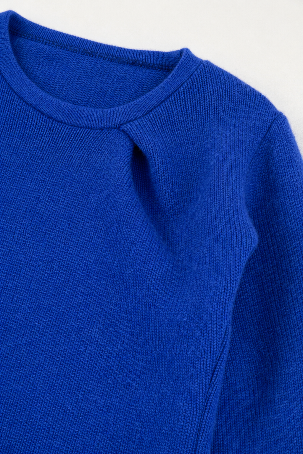 Detailaufnahme des Kaschmirpullovers in Blau, Größe 98/104