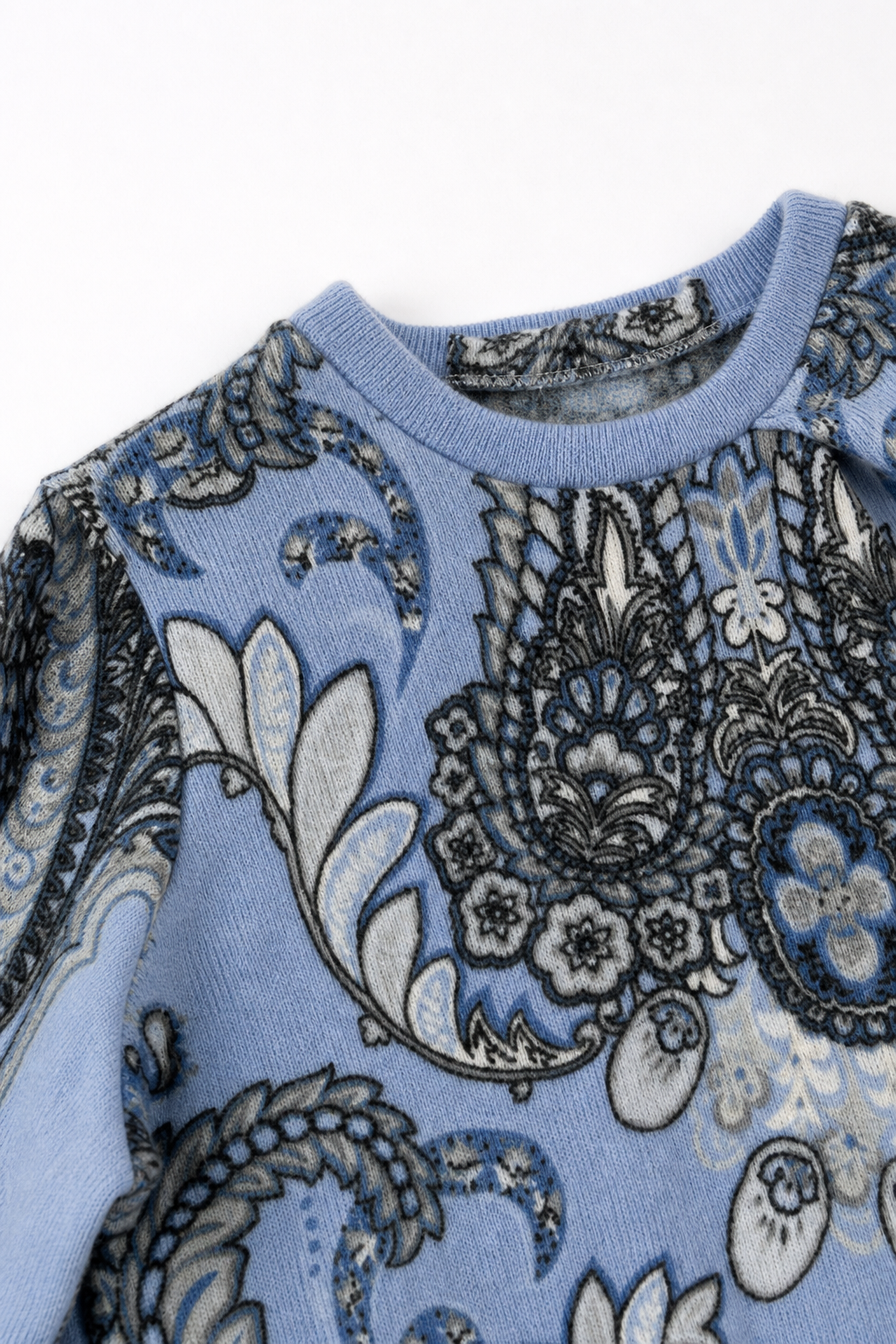 Detailaufnahme des Kaschmirpullovers in Blau, Größe 98/104