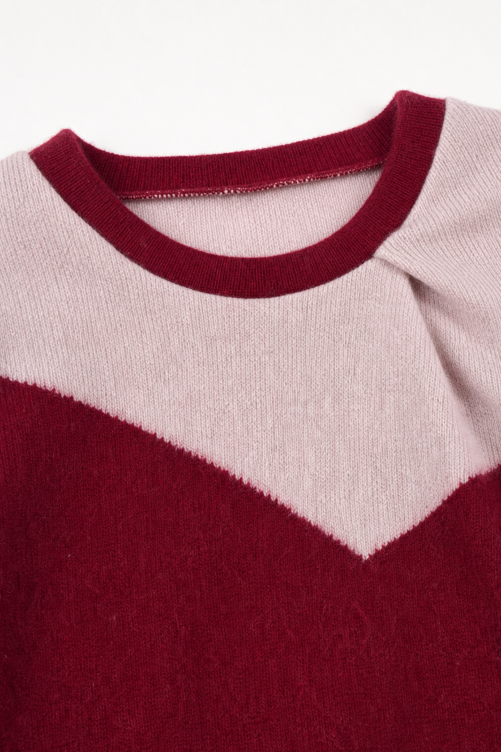 Detailaufnahme des Kaschmirpullovers in Rot, Größe 98/104
