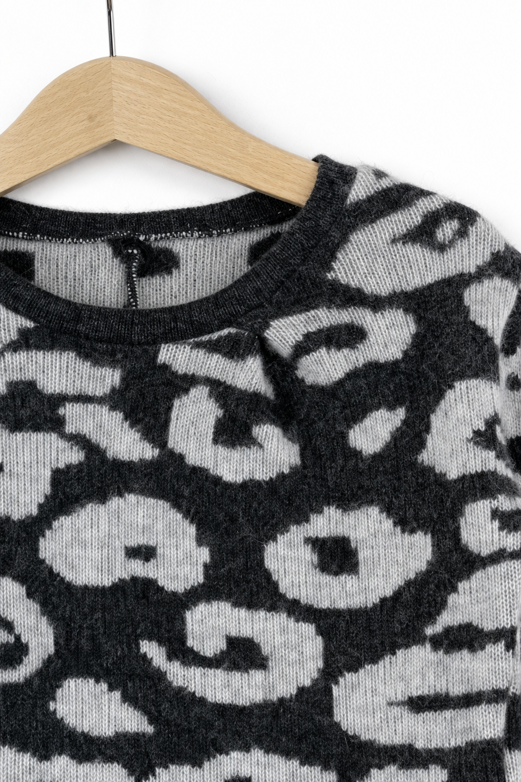 Detailaufnahme des Kaschmirpullovers in Grau, Größe 98/104