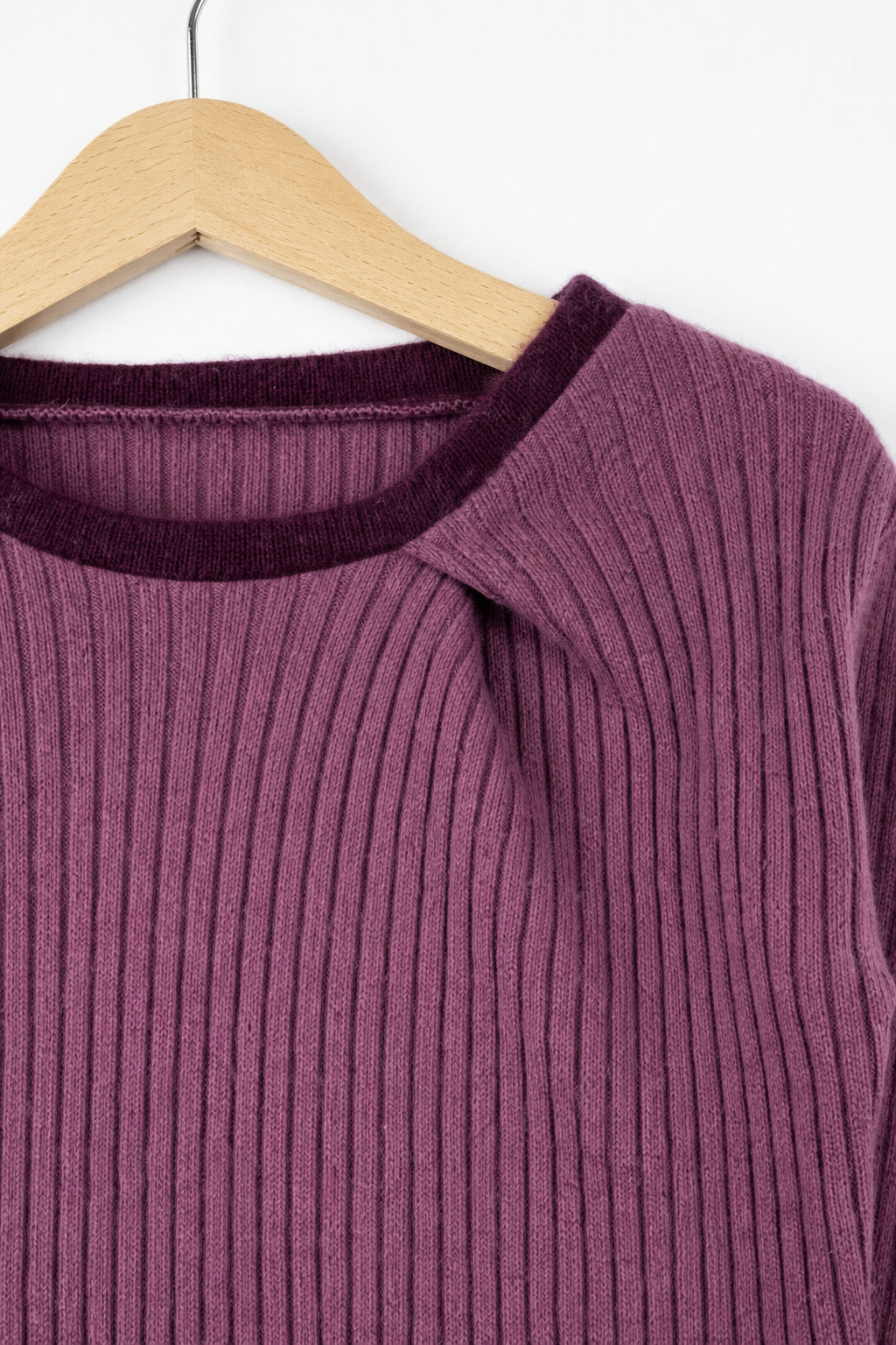 Detailaufnahme des Kaschmirpullovers in Lila, Größe 98/104