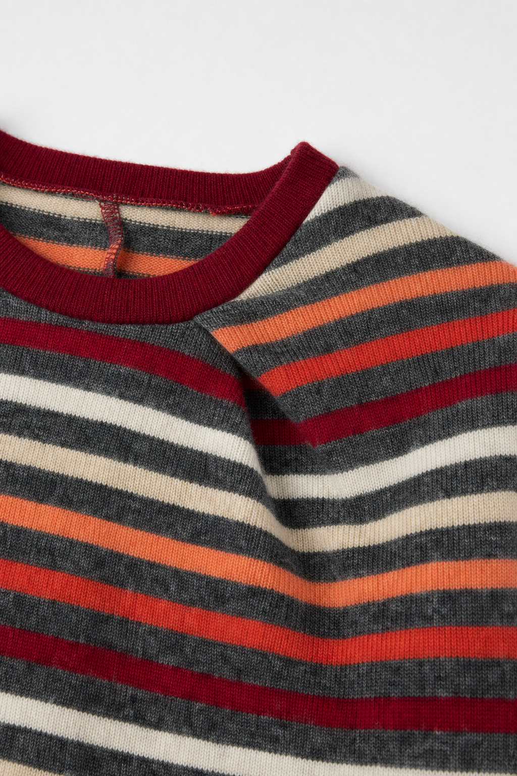 Detailaufnahme des Kaschmirpullovers in bunten Farben, Größe 98/104