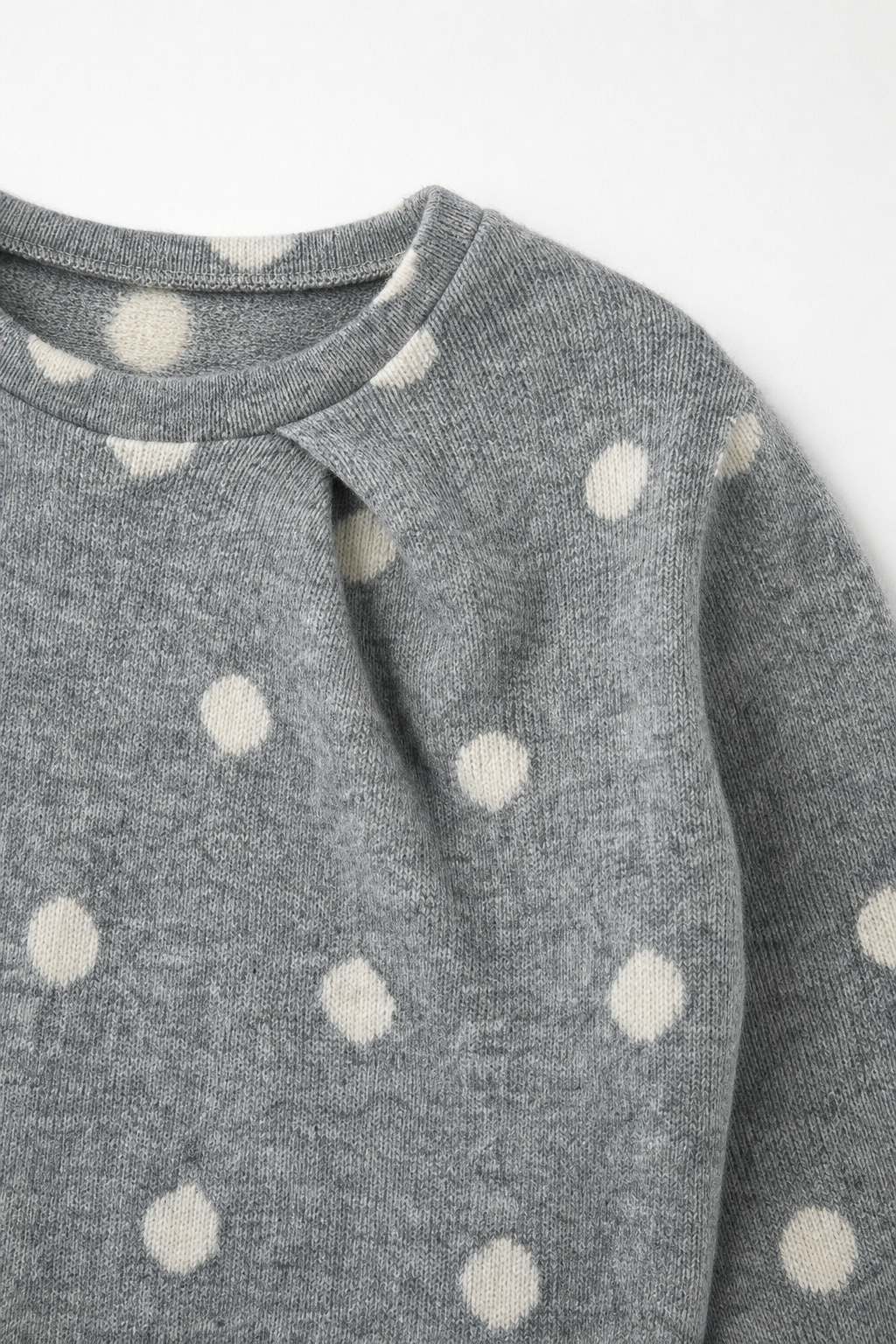 Detailaufnahme des Kaschmirpullovers in Grau, Größe 98/104
